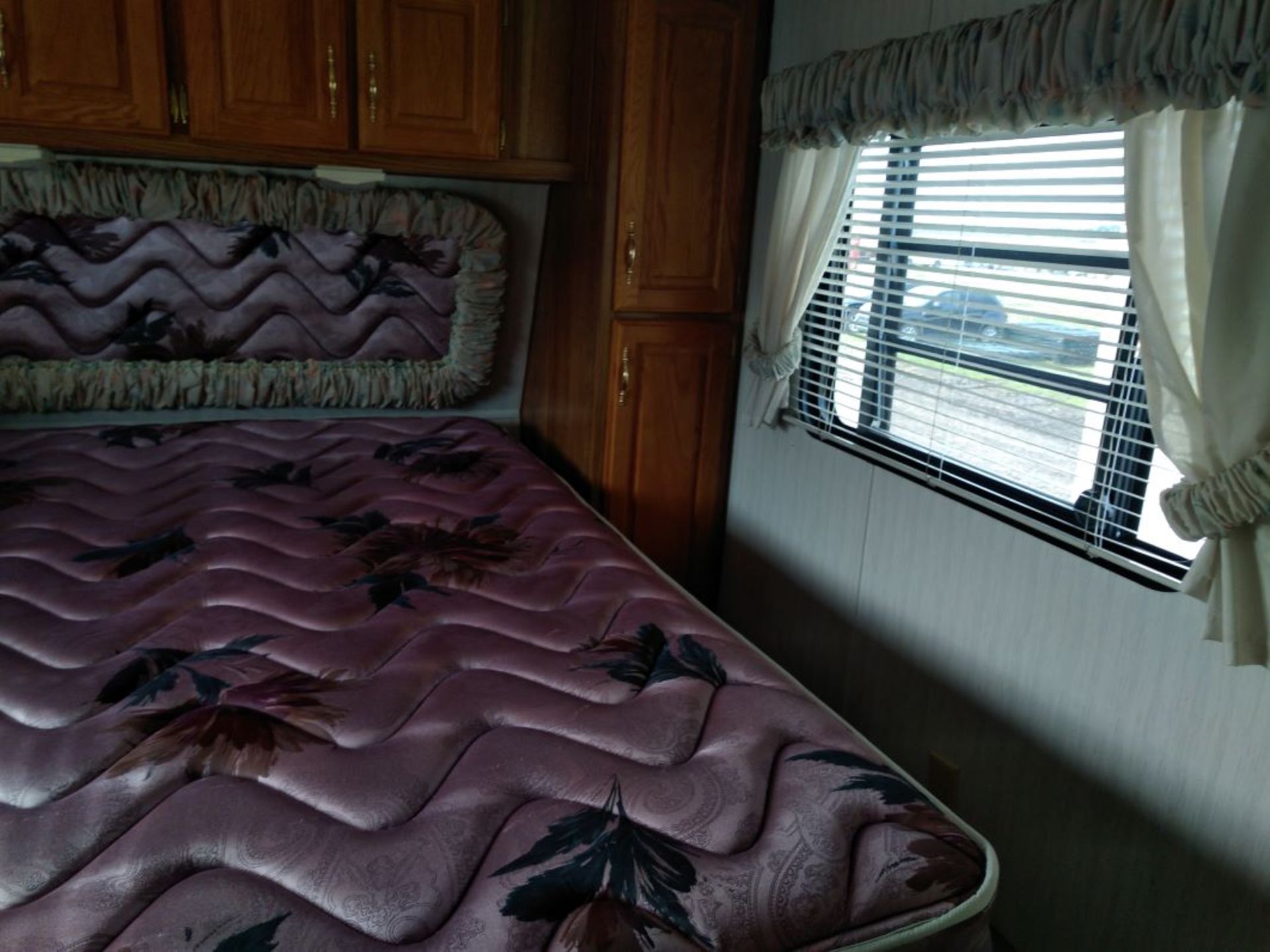 1995 CARDINAL BY COBRA 28' 5W HOLIDAY TRAILER WITH S/O. NEW AWNING, NEW TIRES, NEW STEPS, AC, SLEEPS - Image 15 of 15