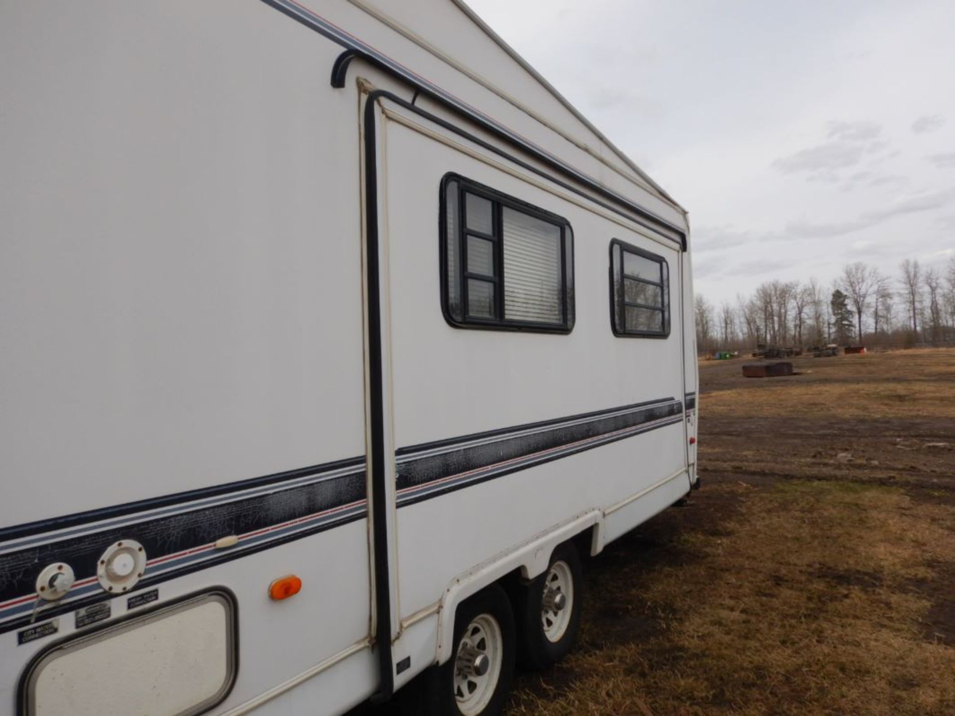 1995 CARDINAL BY COBRA 28' 5W HOLIDAY TRAILER WITH S/O. NEW AWNING, NEW TIRES, NEW STEPS, AC, SLEEPS - Image 3 of 15