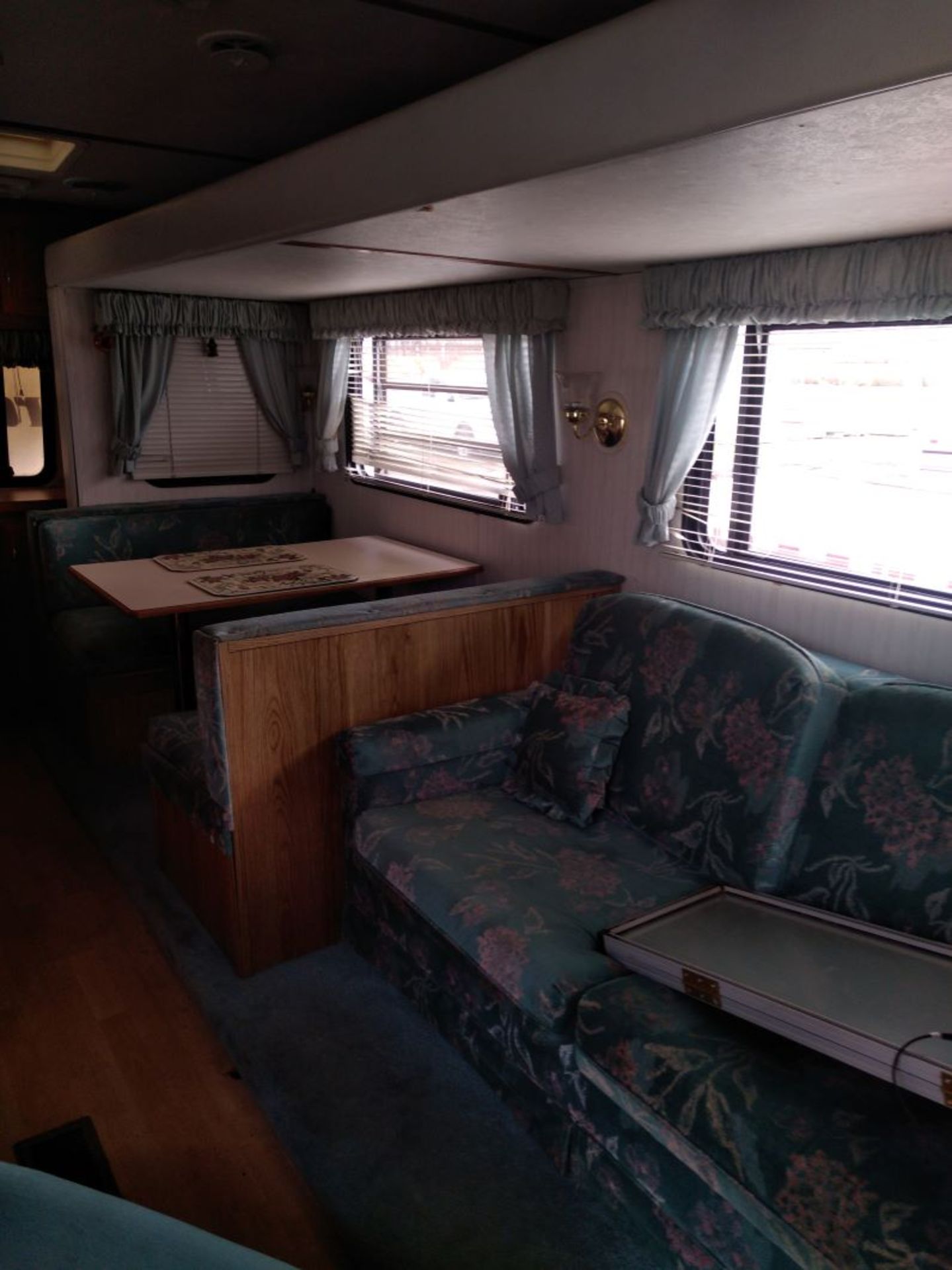 1995 CARDINAL BY COBRA 28' 5W HOLIDAY TRAILER WITH S/O. NEW AWNING, NEW TIRES, NEW STEPS, AC, SLEEPS - Image 9 of 15