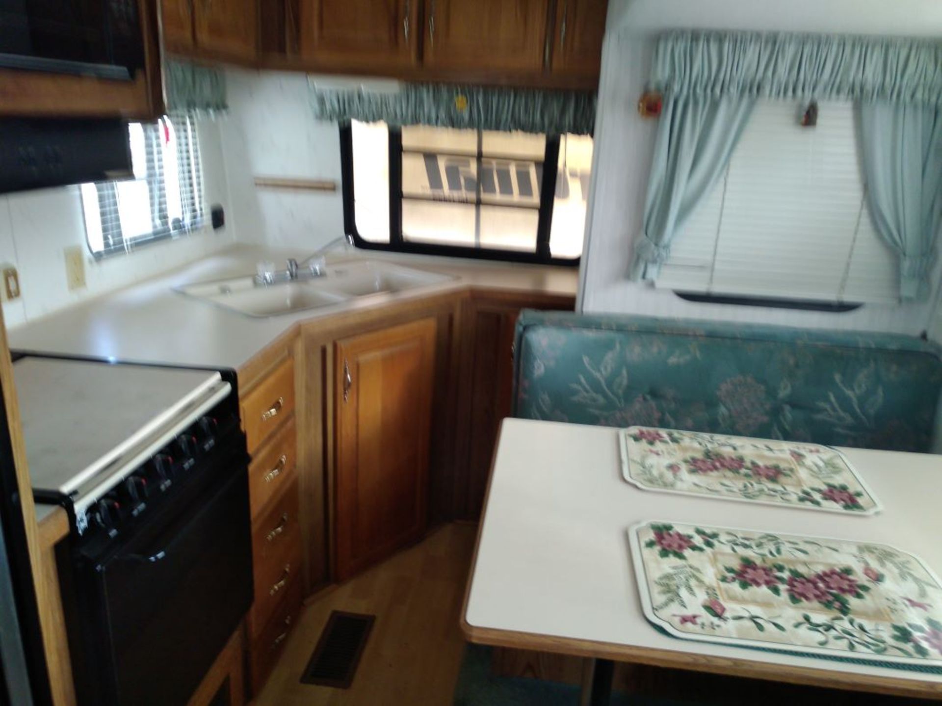 1995 CARDINAL BY COBRA 28' 5W HOLIDAY TRAILER WITH S/O. NEW AWNING, NEW TIRES, NEW STEPS, AC, SLEEPS - Image 8 of 15