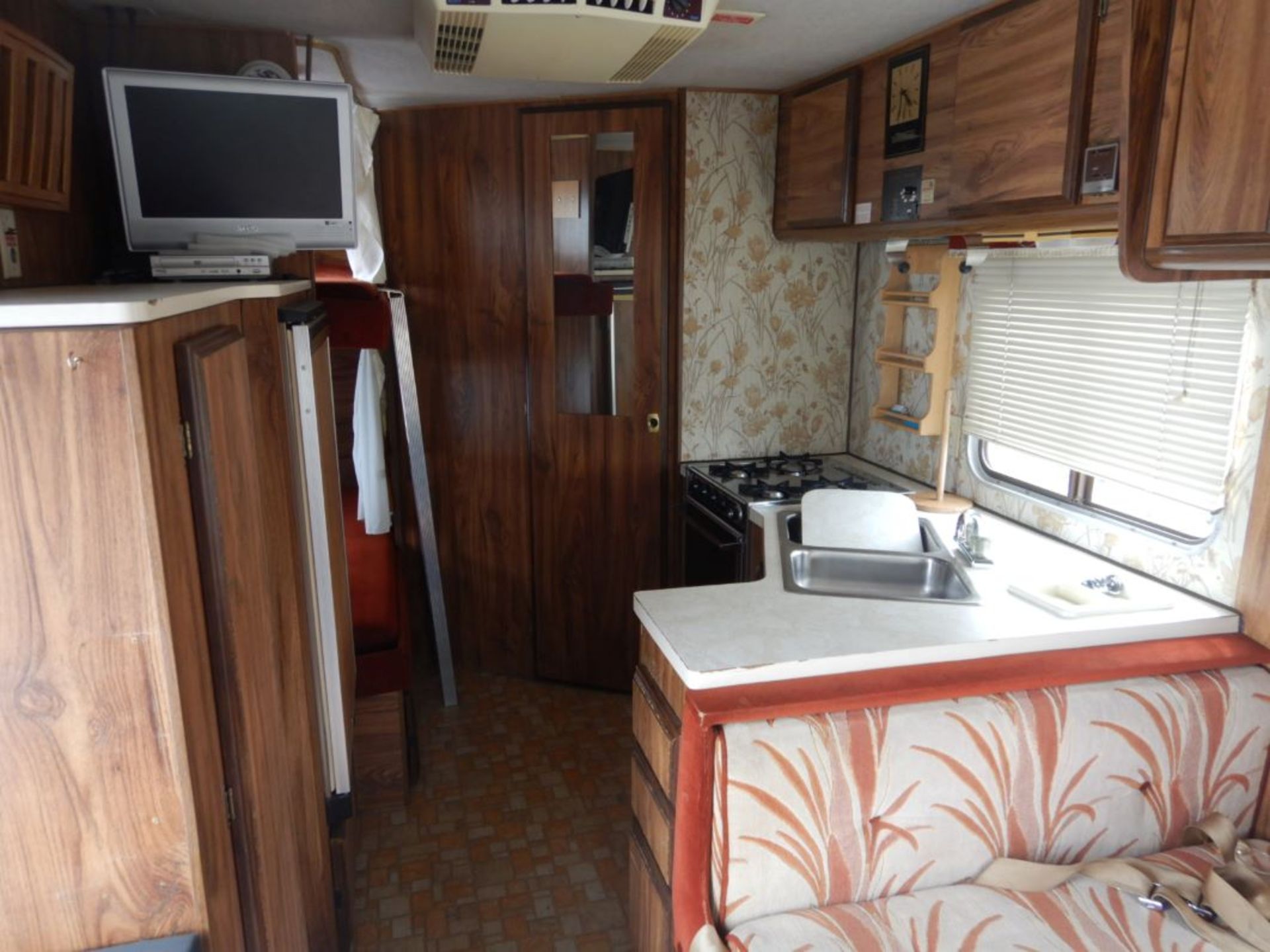 1984 ECONOLINE 350XL CLASS C VANGAARD VMF23D MOTORHOME, 81378 KM SHOWING,CHASSIS - INOPERABLE - Image 6 of 7