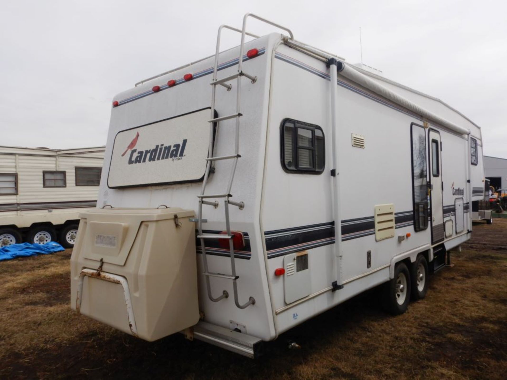 1995 CARDINAL BY COBRA 28' 5W HOLIDAY TRAILER WITH S/O. NEW AWNING, NEW TIRES, NEW STEPS, AC, SLEEPS - Image 5 of 15