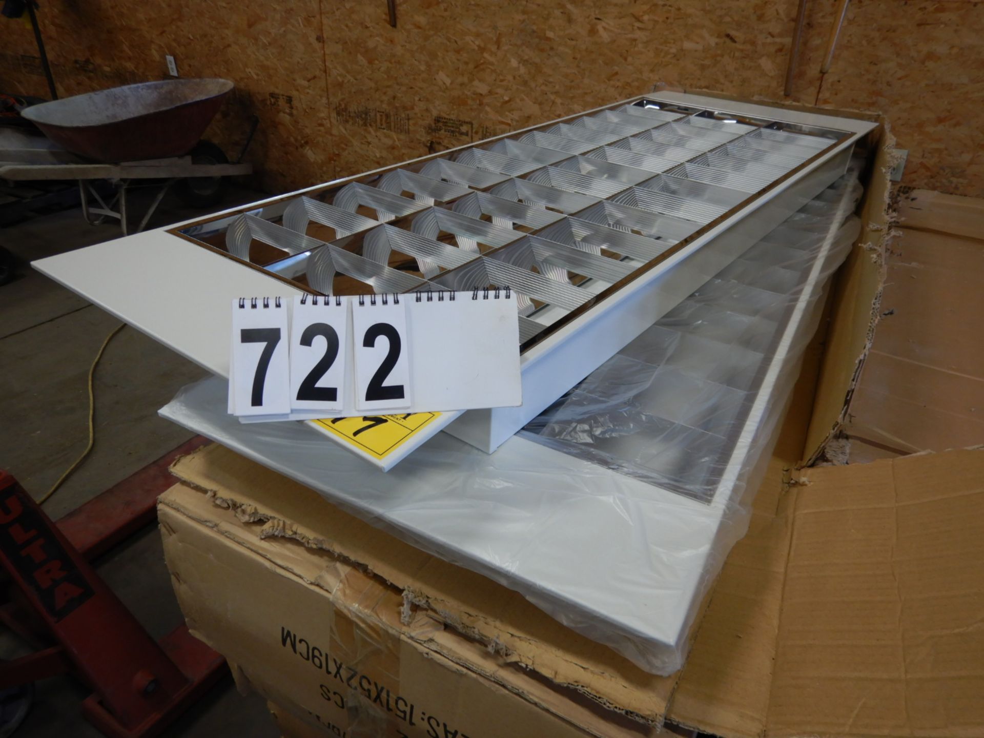 2-NEW TD8 X 32 WATT FLUORESCENT LIGHT FIXTURES 151X52X19 CM