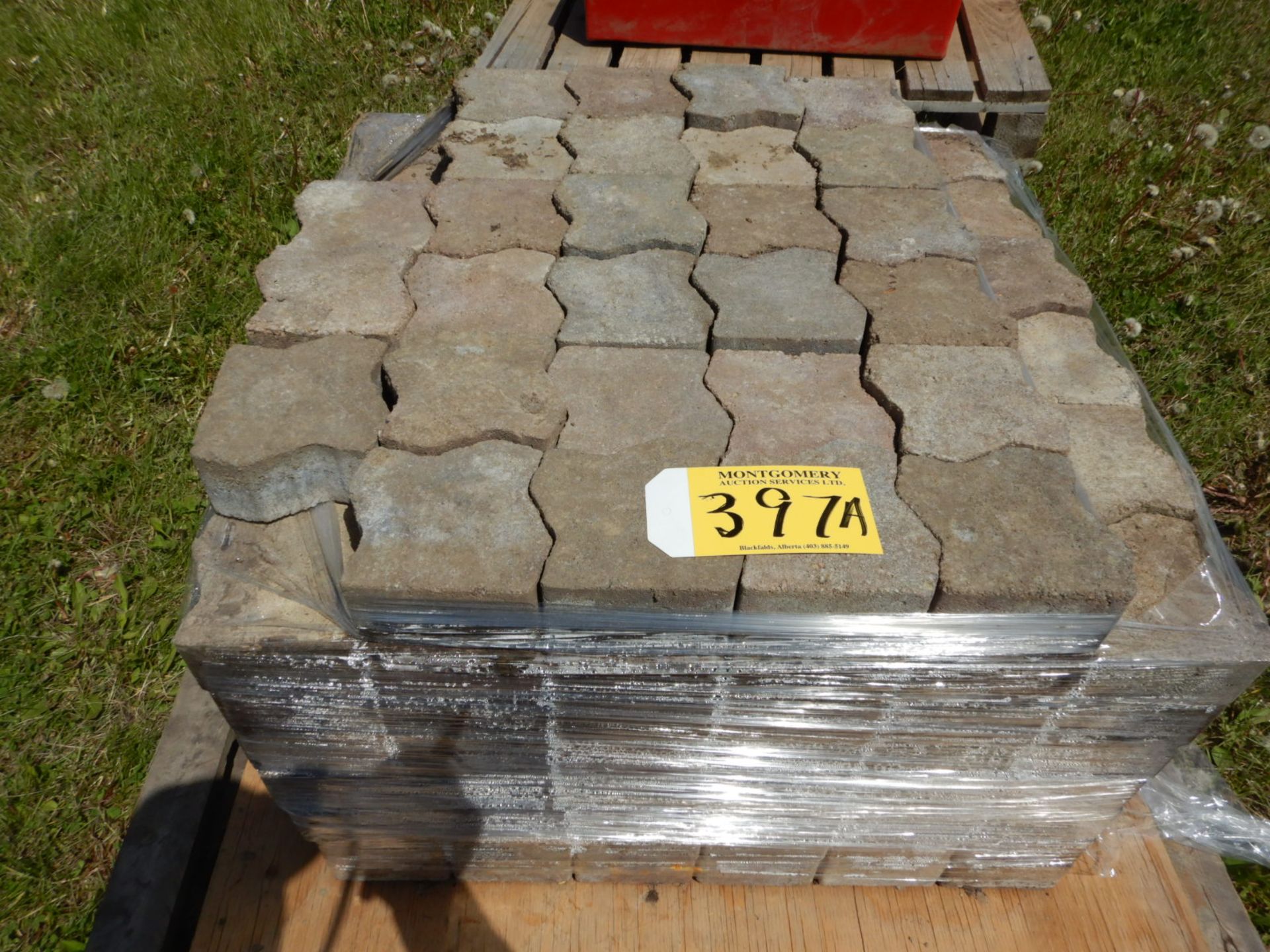 PALLET OF CONTOURED PAVING STONES TO MATCH LOTS 396 & 397