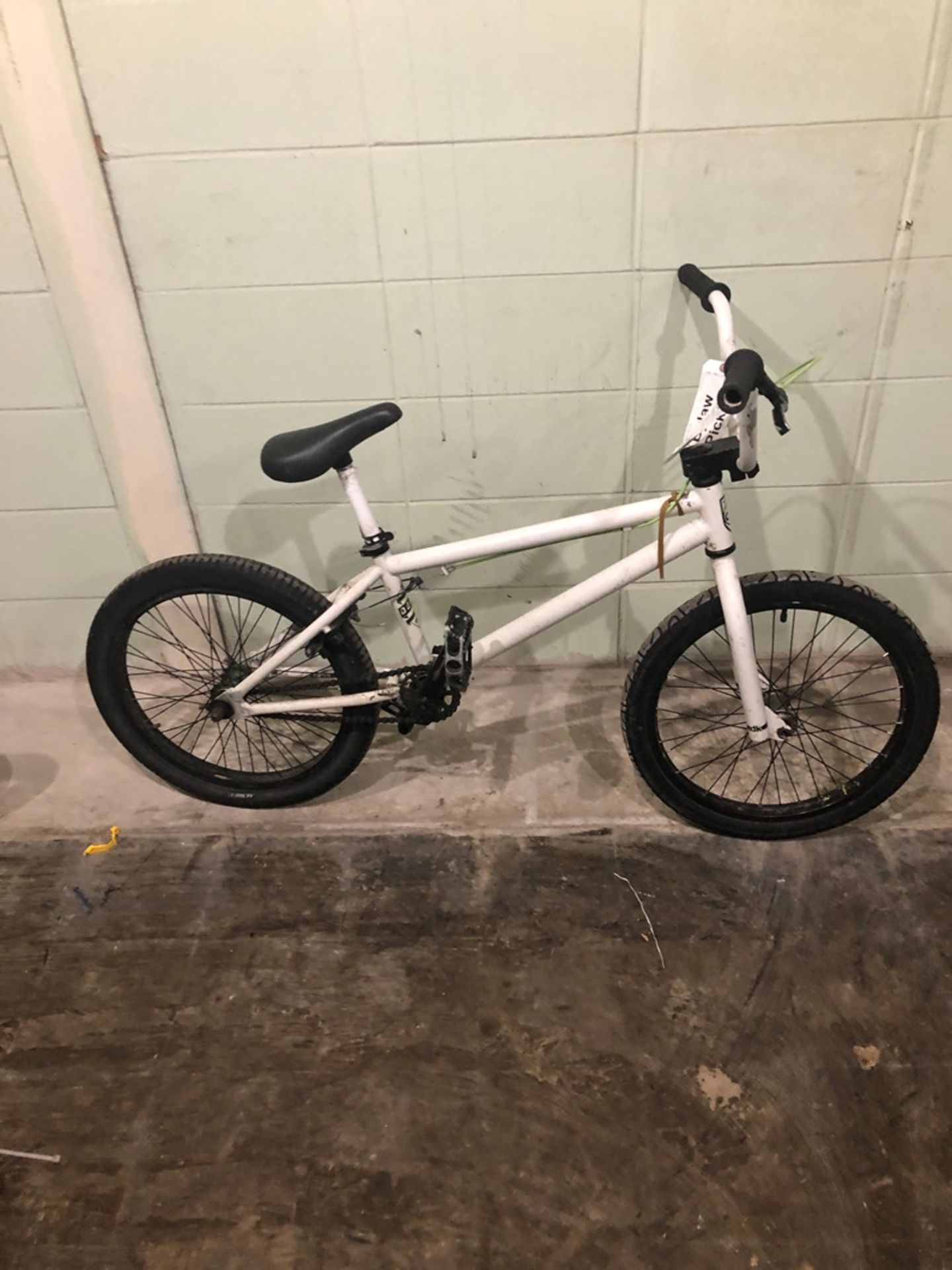 DK WHITE SIZE 20 inches BMX Speed 18 Tag # 372