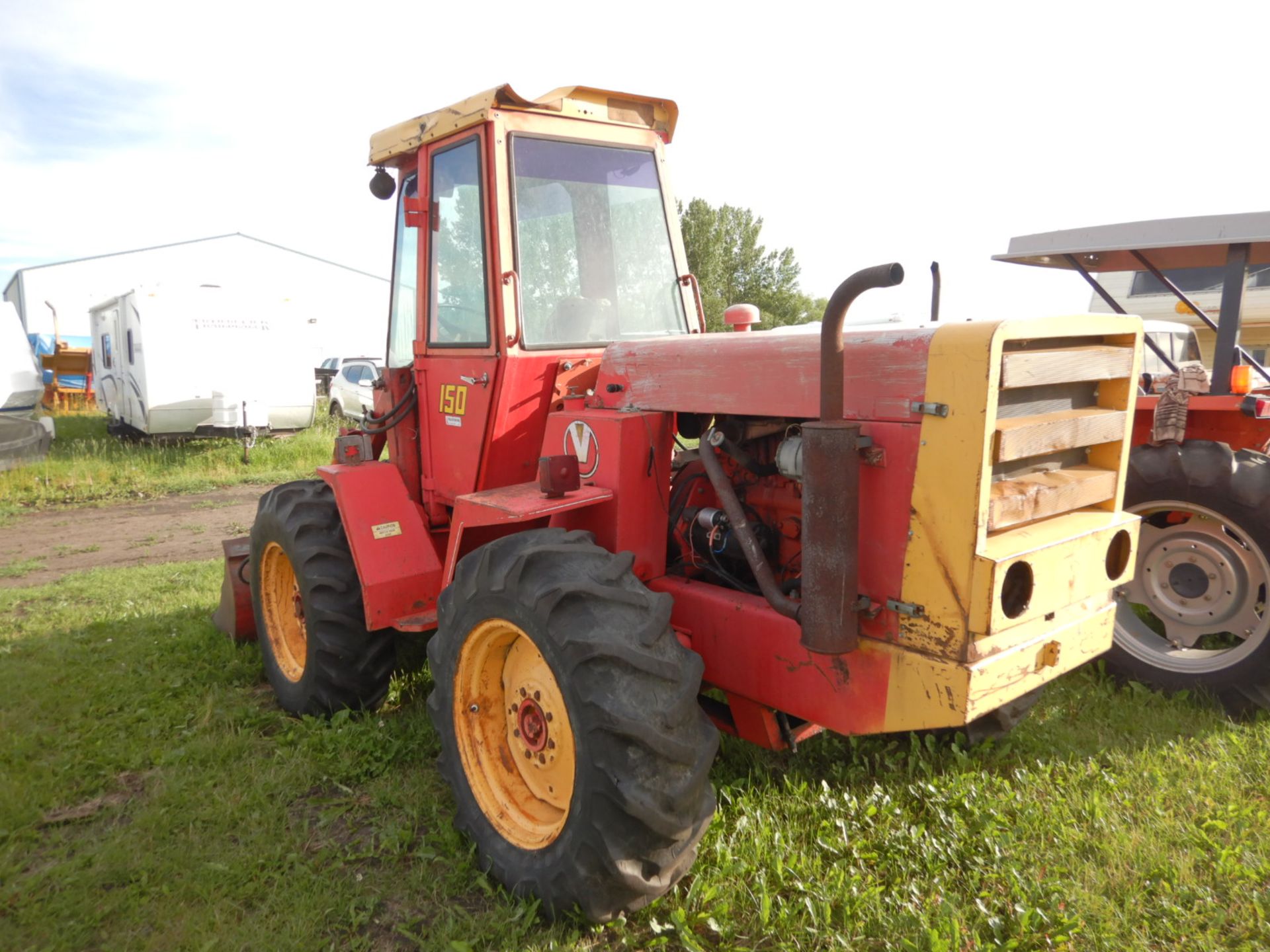 VERSATILE 150 DIESEL BI-DIRECTIONAL TRACTOR W/CAB, FEL & BUCKET, 24" RUBBER, 5128 HRS SHOWINGS/N - Image 3 of 6