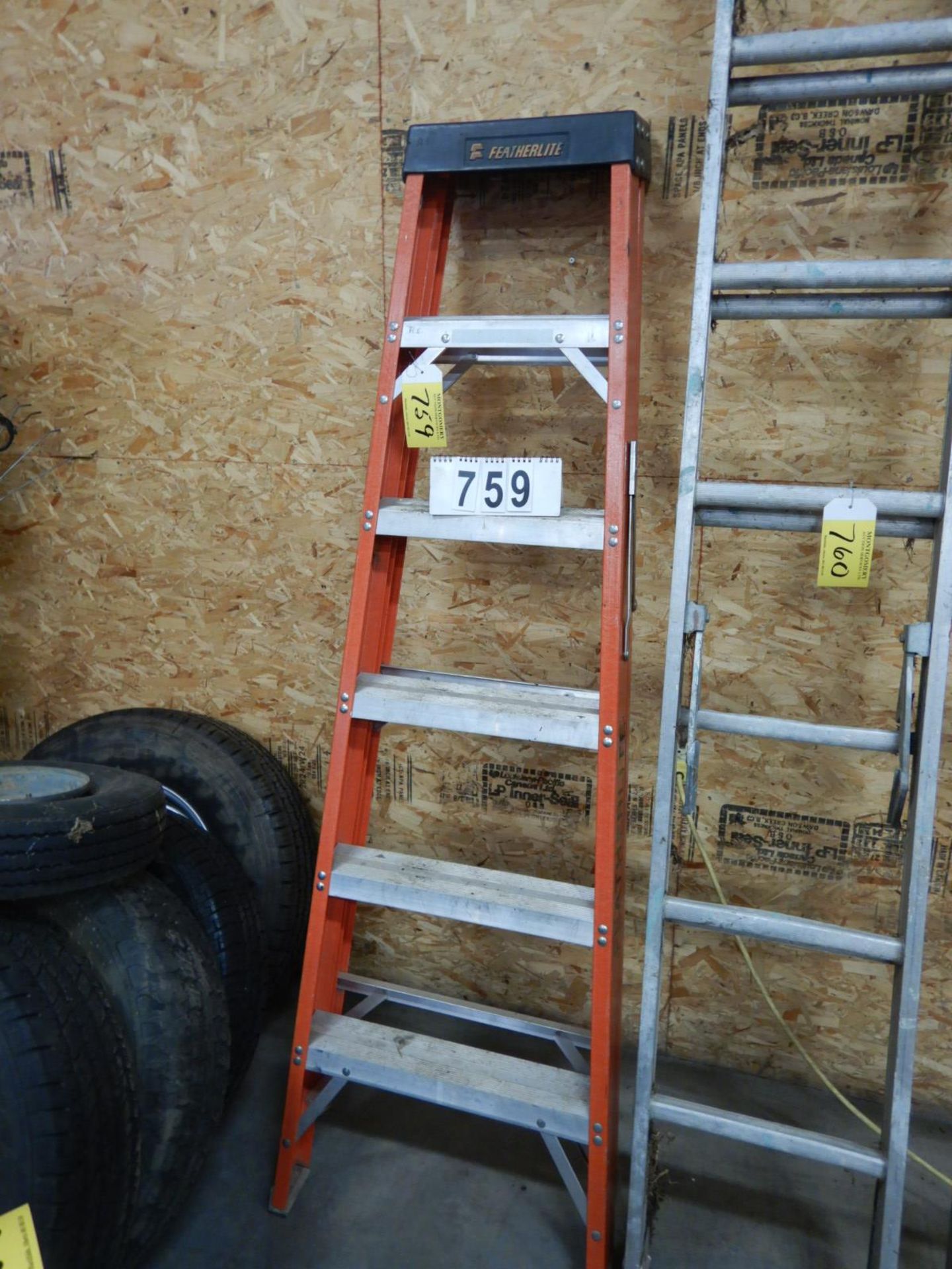 FEATHERLITE 6' FIBERGLASS LADDER