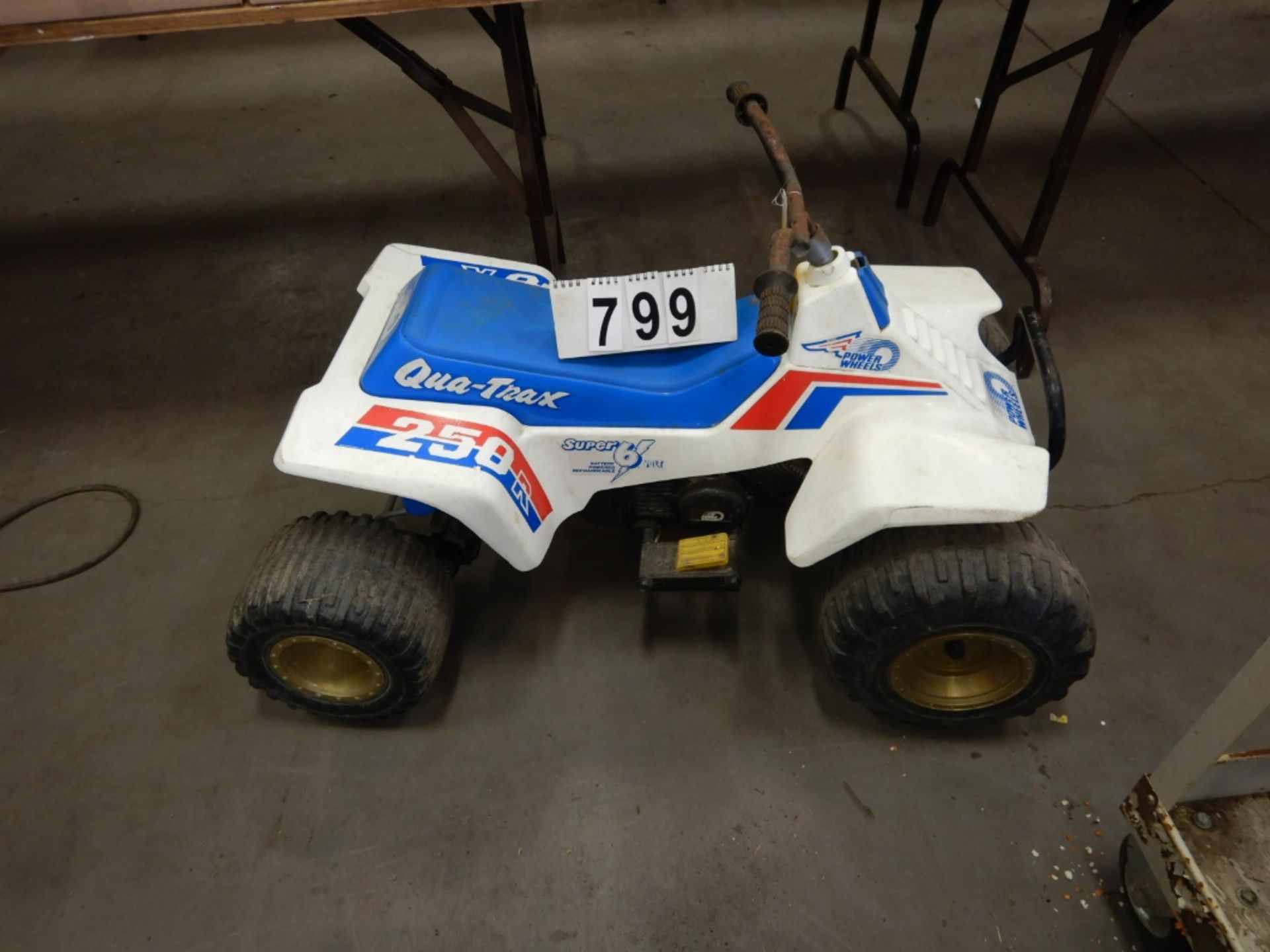 CHILDS WAGON, TRICYCLE, QUAD-TRAX 250R BATTERY OPERATED ATV - INCOMPLETE - Image 2 of 4