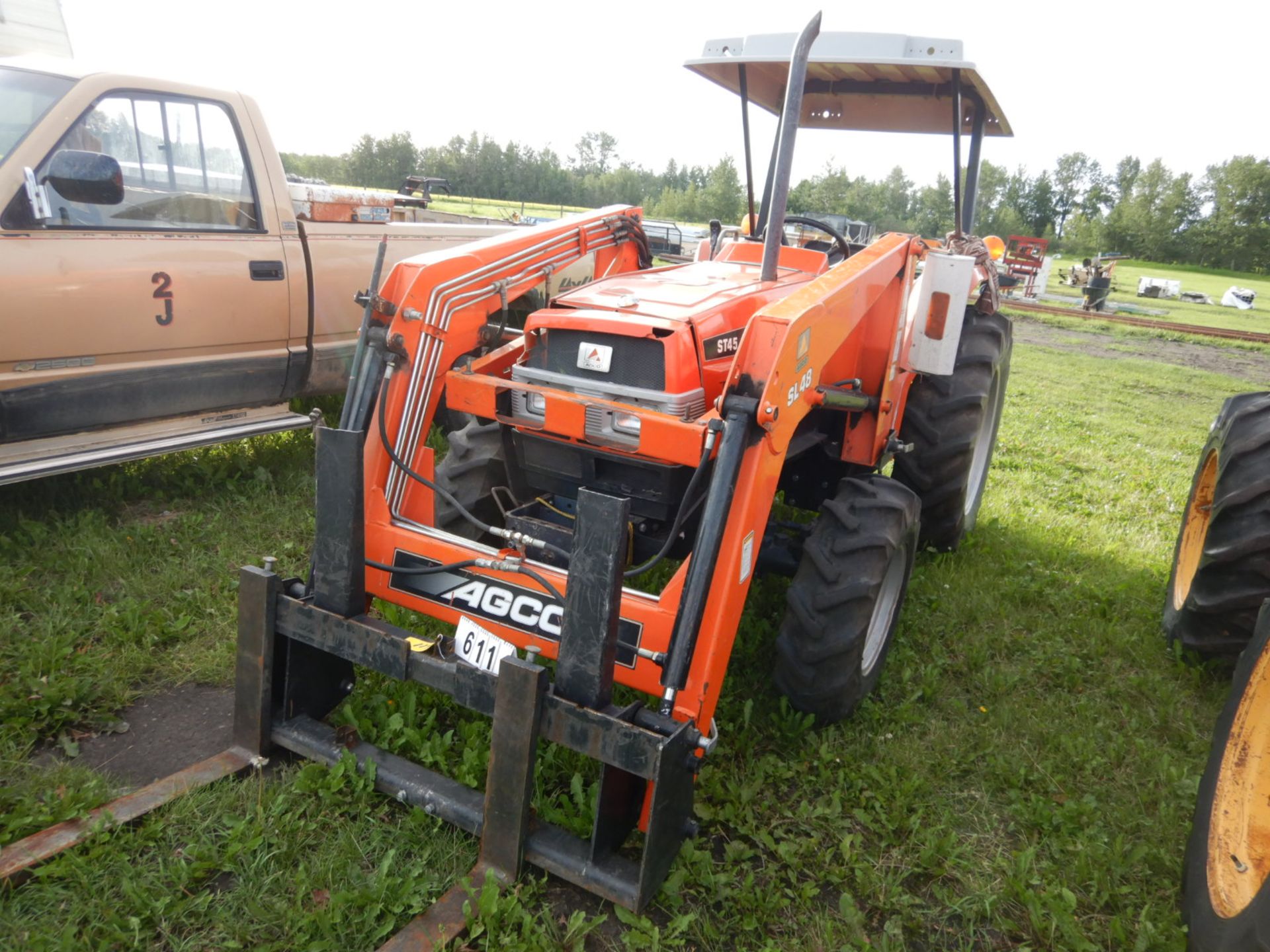 AGCO ST45 4WD COMPACT TRACTOR W/AGCO SL48 FEL, PALLET FORK ATTACH,(NO BUCKET), 3 PT, HYD, ROPS,