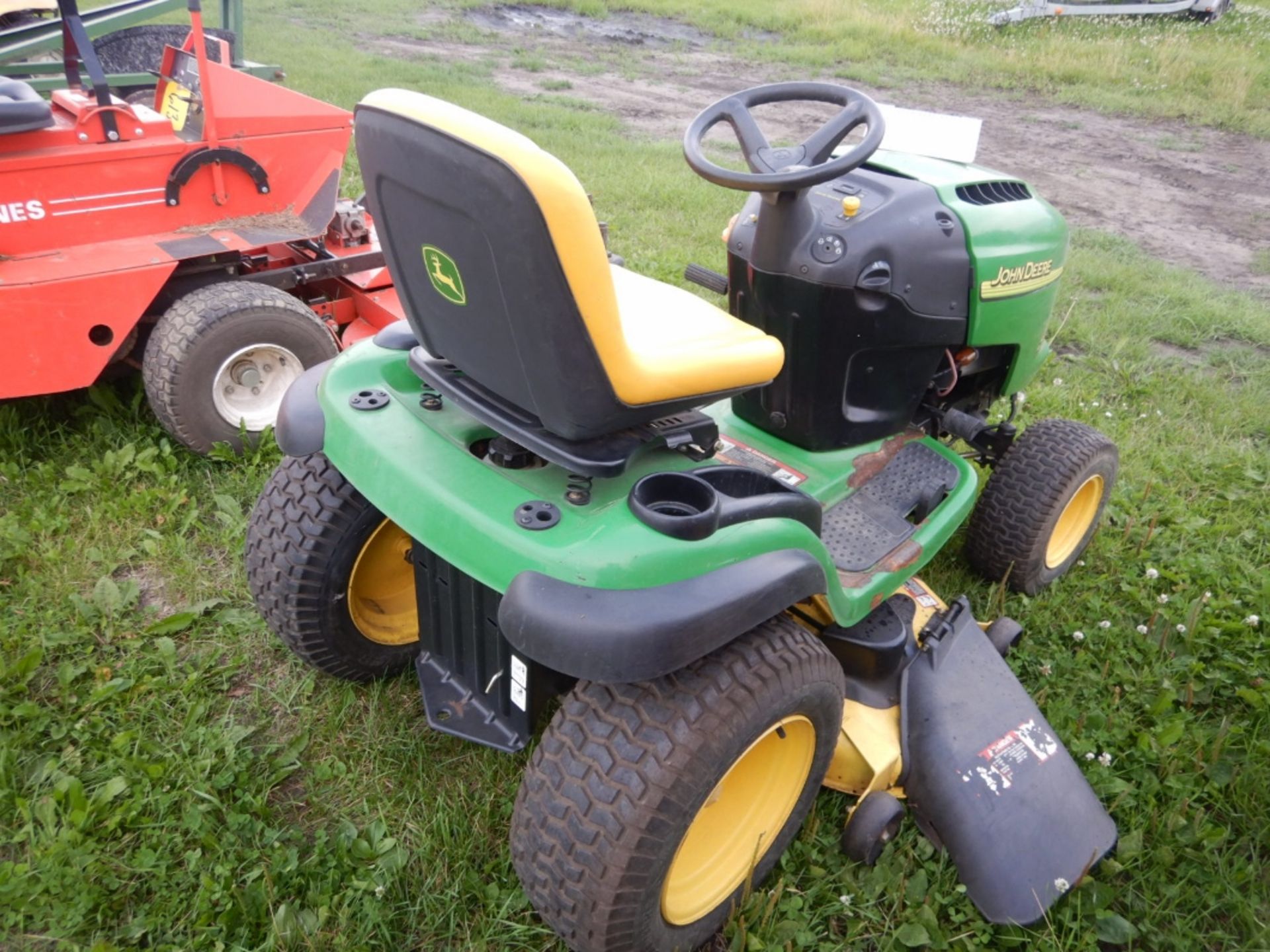 JD L120 LAWN TRACTOR W/48" DECK, 20HP BRIGGS & STRATTON ENGINE - Image 2 of 5