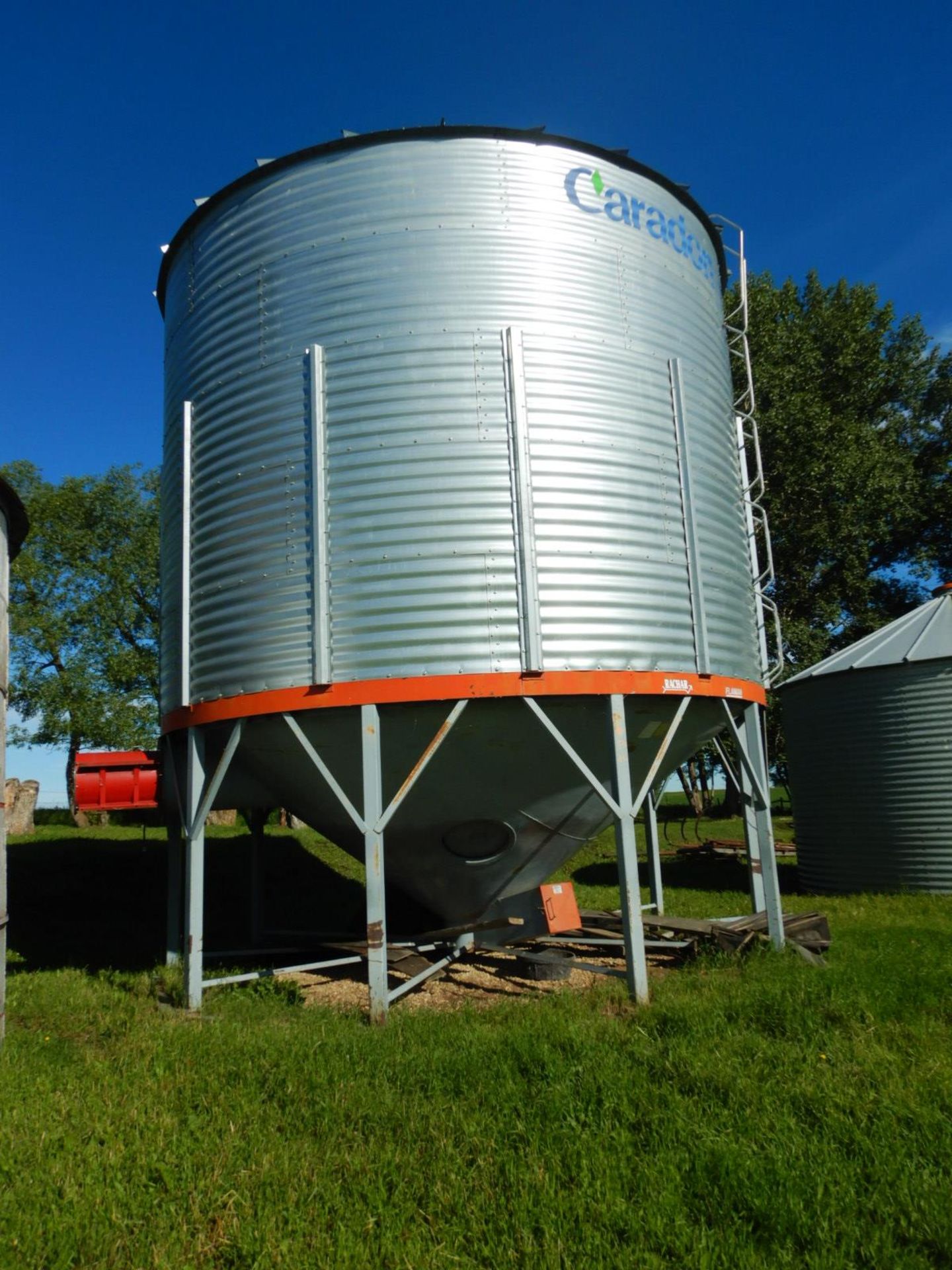 CARADON 4200 BU +- HOPPER BOTTOM GRAIN BIN ON STEEL SKID W/ FLAMAN 3 HP AERATION UNIT.LOCATED @39427 - Image 2 of 5