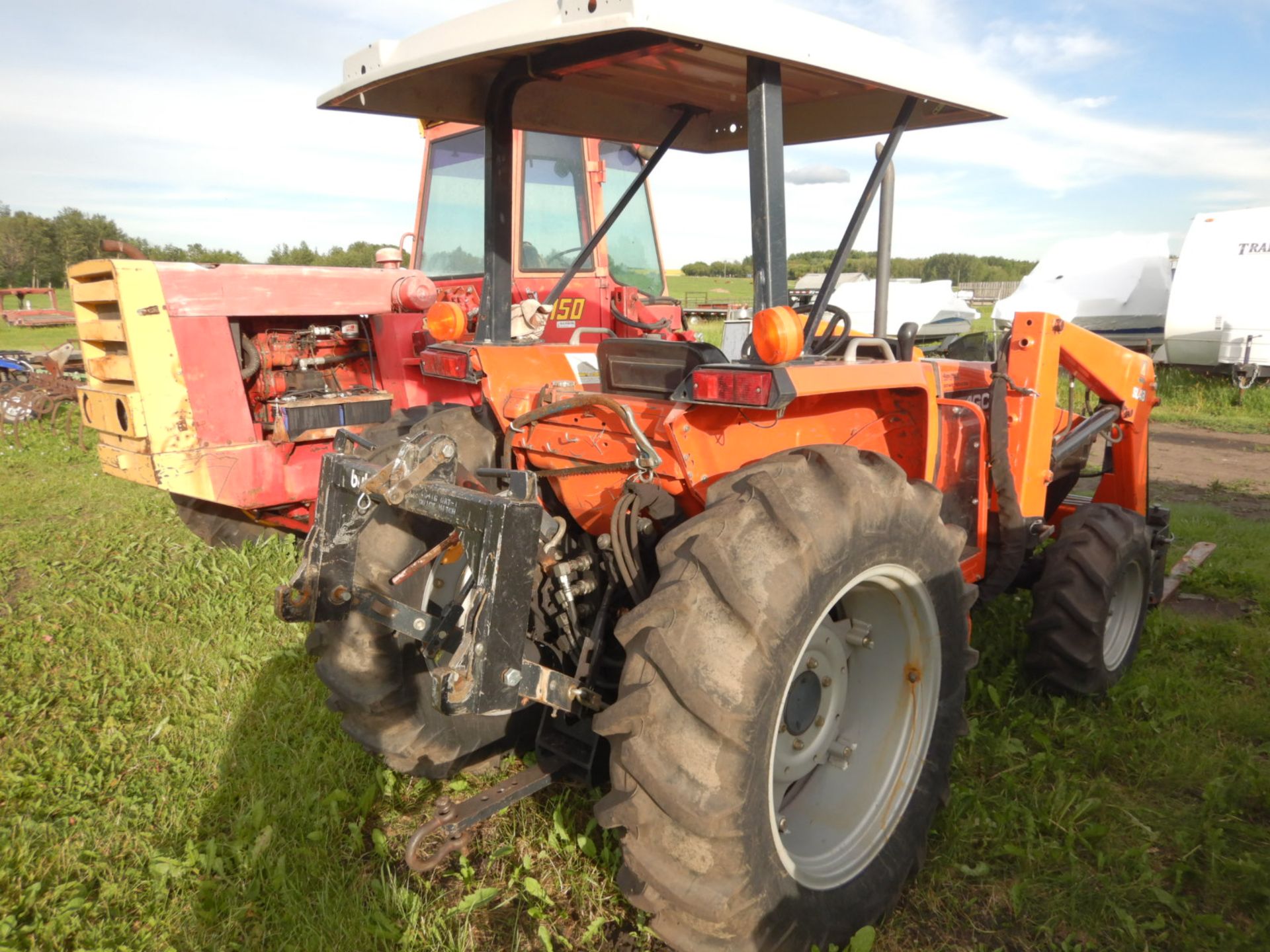 AGCO ST45 4WD COMPACT TRACTOR W/AGCO SL48 FEL, PALLET FORK ATTACH,(NO BUCKET), 3 PT, HYD, ROPS, - Image 3 of 7