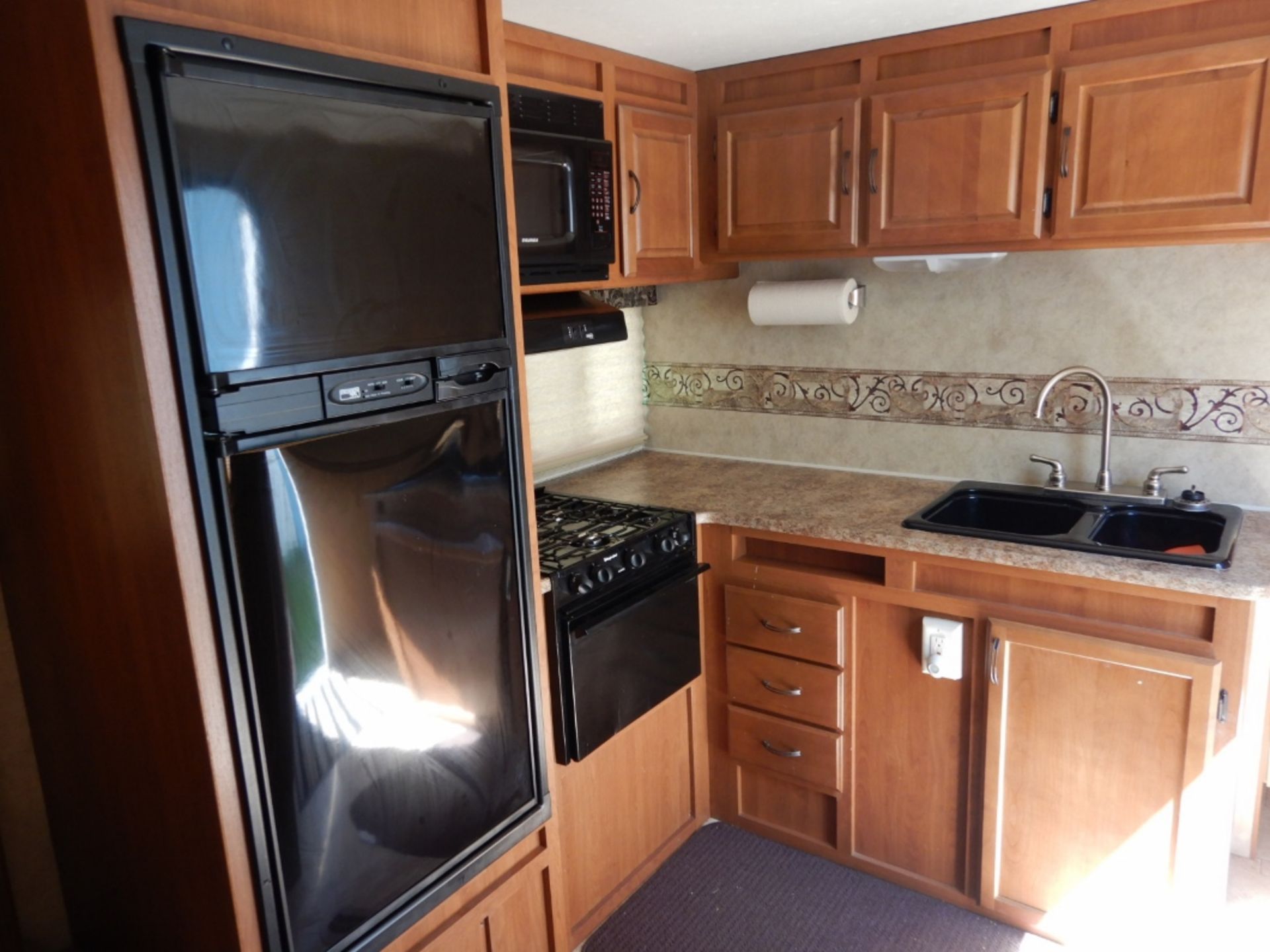 2009 KOMFORT TRAILBLAZER 278 SE TRAVEL TRAILER W/ ONE SLIDE OUT - Image 7 of 16