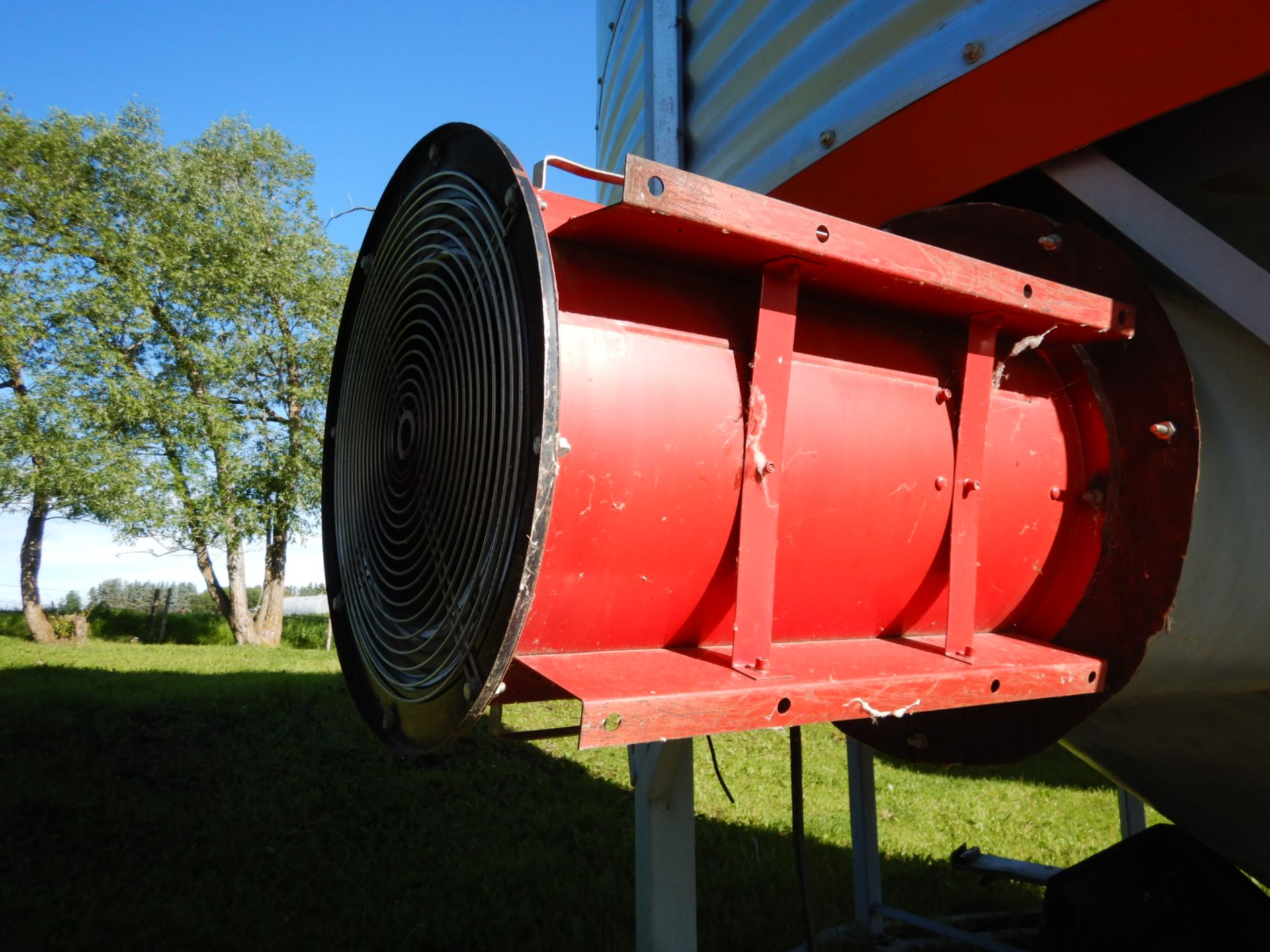 CARADON 4200 BU +- HOPPER BOTTOM GRAIN BIN ON STEEL SKID W/ FLAMAN 3 HP AERATION UNIT.LOCATED @39427 - Image 5 of 5