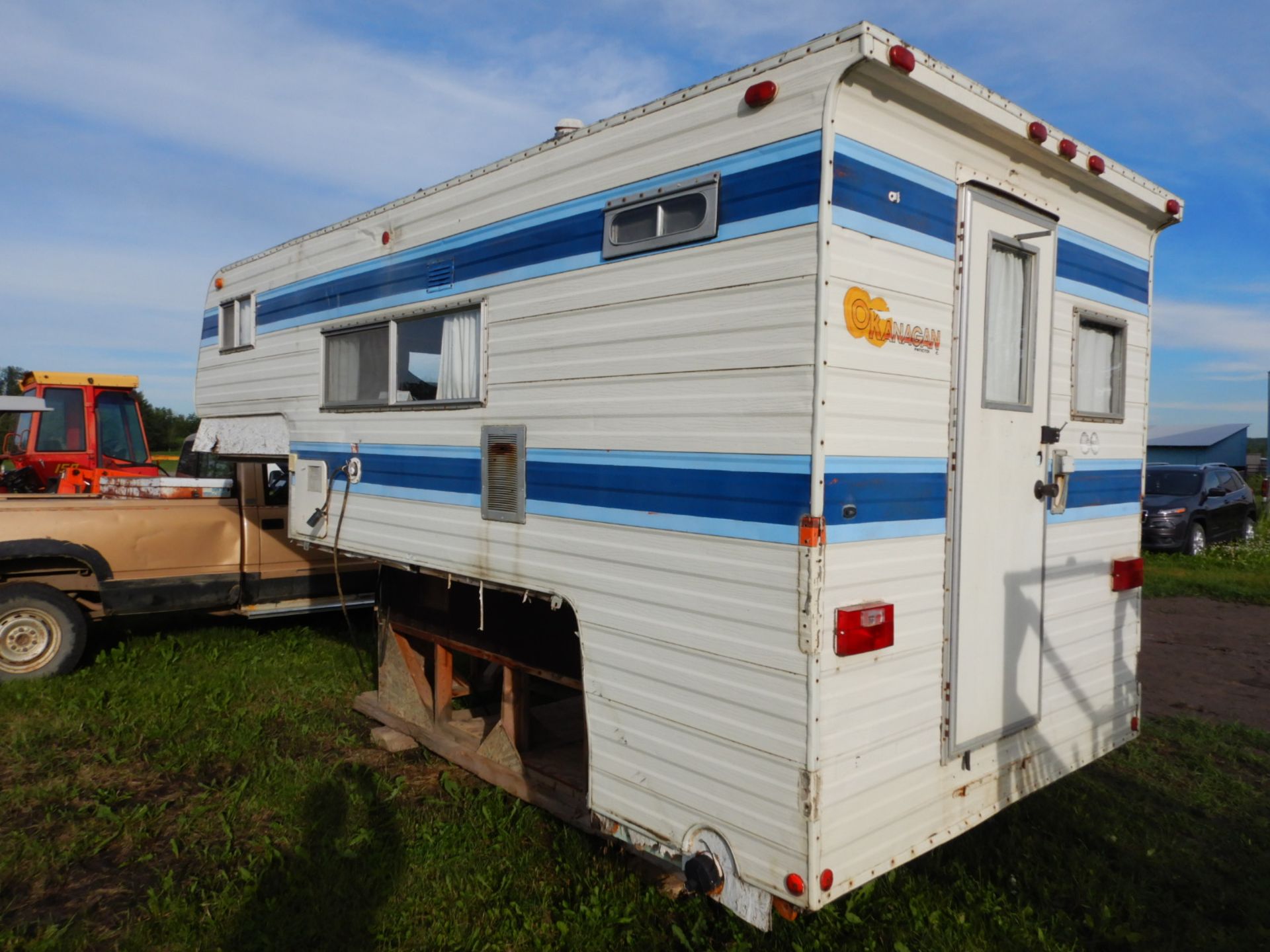 OKANAGAN TRUCK CAMPER - 10 1/2 FT 1976 MODEL 10676, S/N 7J11335 - Image 3 of 4