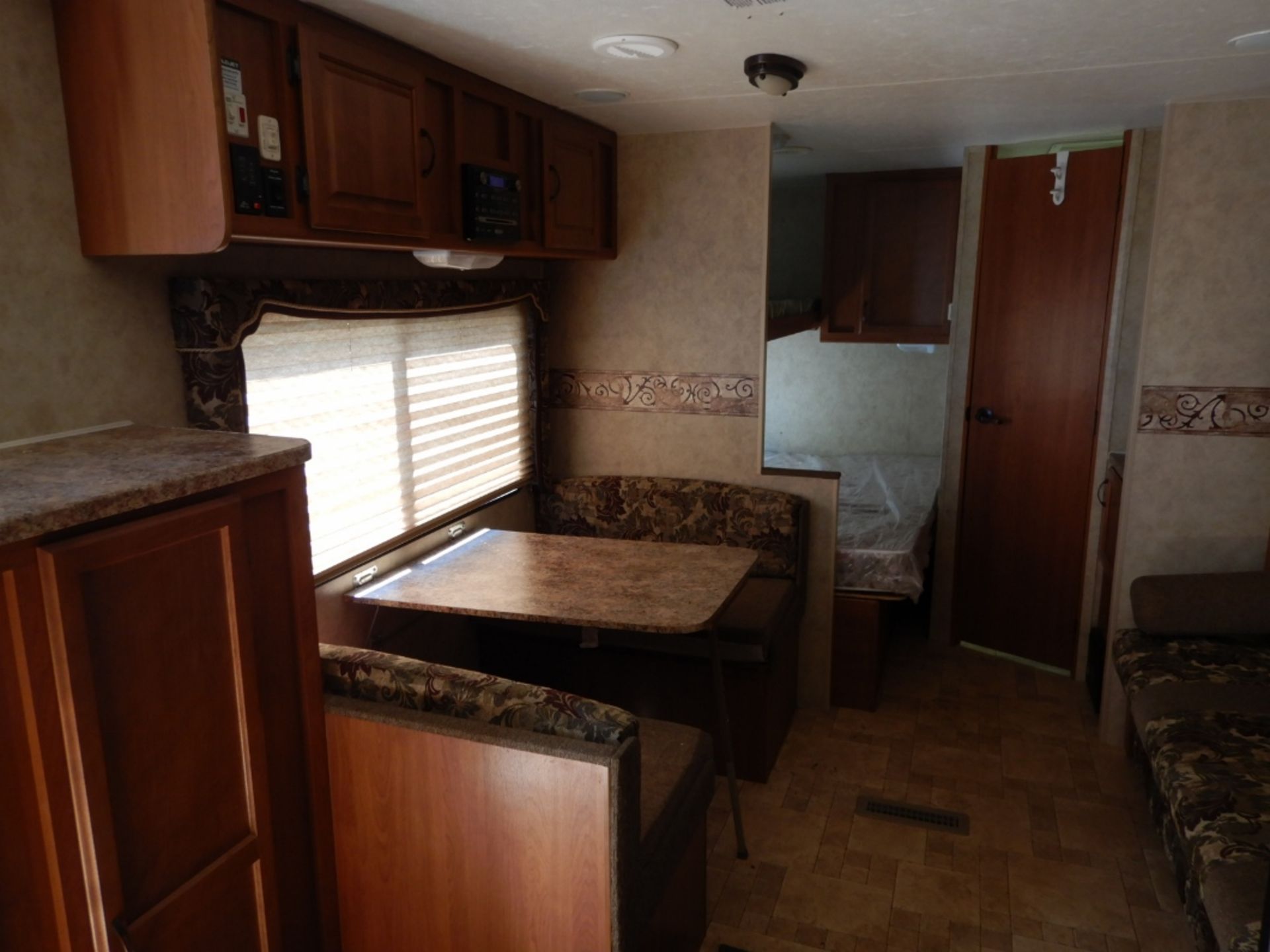 2009 KOMFORT TRAILBLAZER 278 SE TRAVEL TRAILER W/ ONE SLIDE OUT - Image 8 of 16