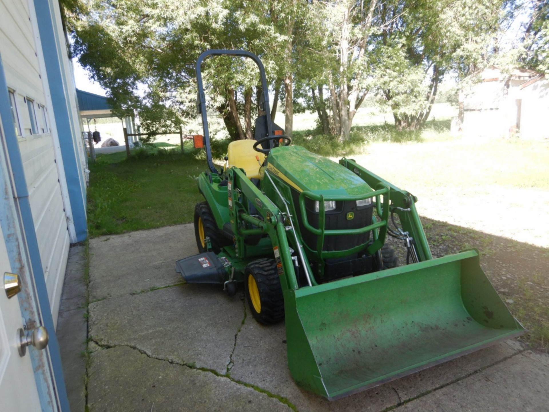2012 JOHN DEERE 1023E 4WD COMPACT TRACTOR W/ FRONT END LOADER, 3 HYDRAULICS, DELUXE HOOD GUARD, - Image 2 of 11
