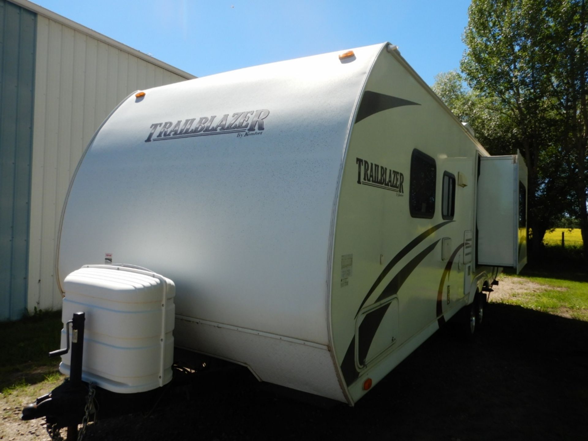 2009 KOMFORT TRAILBLAZER 278 SE TRAVEL TRAILER W/ ONE SLIDE OUT - Image 4 of 16