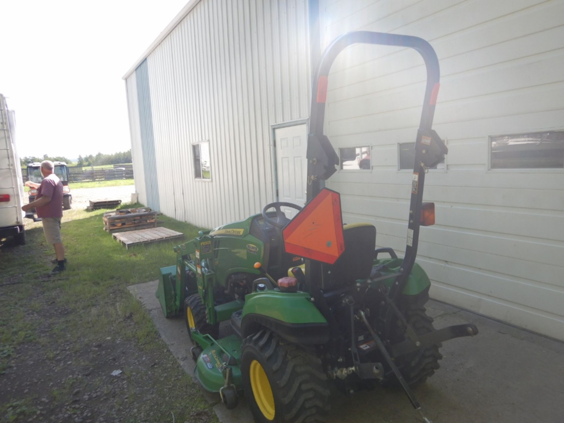 2012 JOHN DEERE 1023E 4WD COMPACT TRACTOR W/ FRONT END LOADER, 3 HYDRAULICS, DELUXE HOOD GUARD, - Image 4 of 11