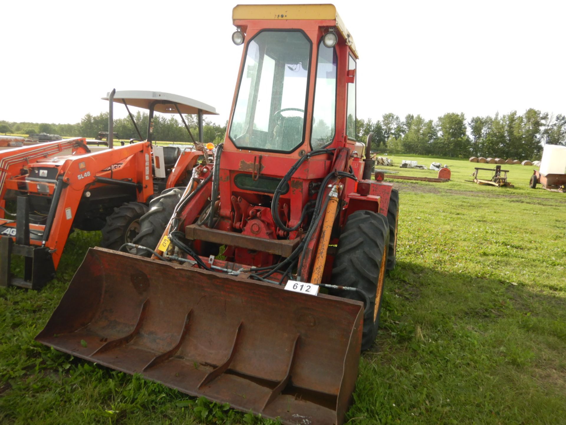 VERSATILE 150 DIESEL BI-DIRECTIONAL TRACTOR W/CAB, FEL & BUCKET, 24" RUBBER, 5128 HRS SHOWINGS/N - Image 2 of 6