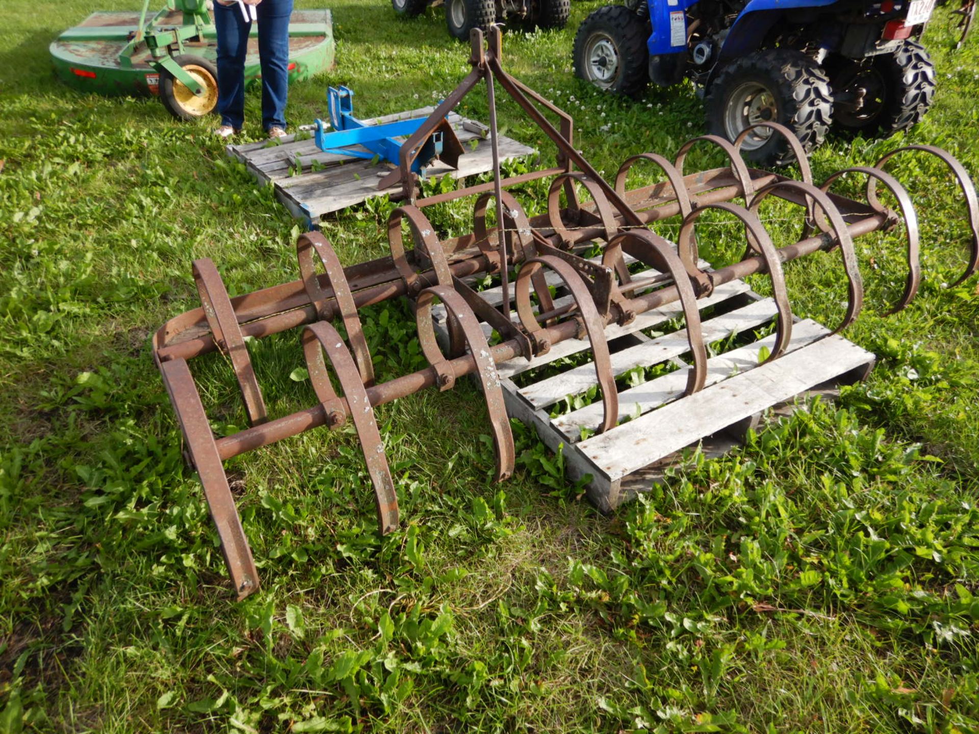 FARM IMP. ROAD MACH. 8 FT X 3PT SPRING TINE CULTIVATOR - Image 2 of 2