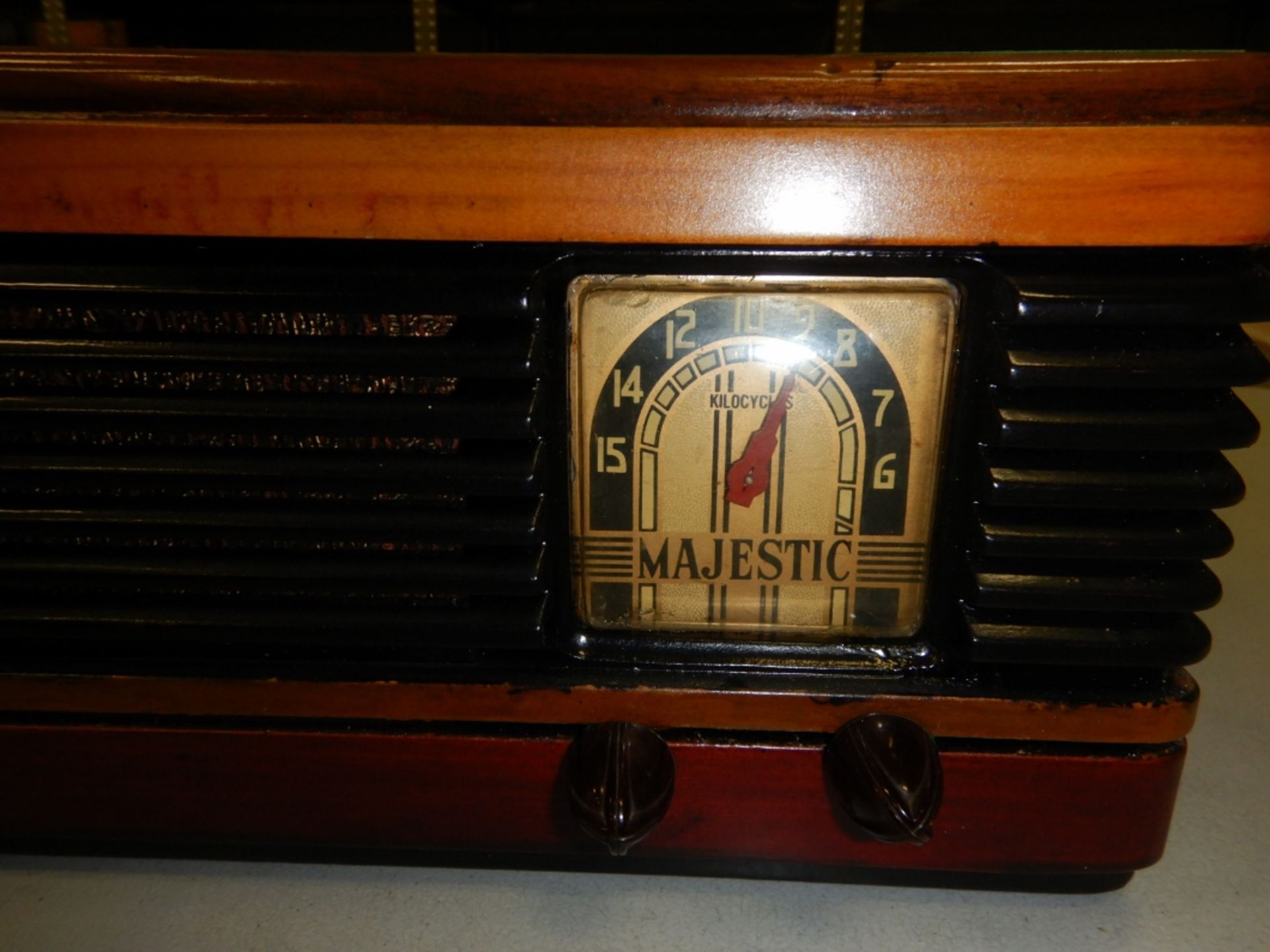 VINTAGE MAJESTIC WOOD CABINET TABLE TOP RADIO MODEL 10MA517; SERIAL # 42293 - Image 2 of 3