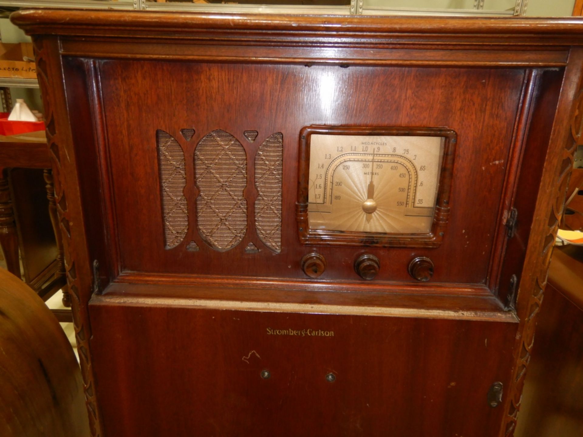 VINTAGE STORMBERG-CARLSON FLOOR MODEL CABINET RADIO - MEGACYCLE - FRONT DOOR - Image 3 of 5