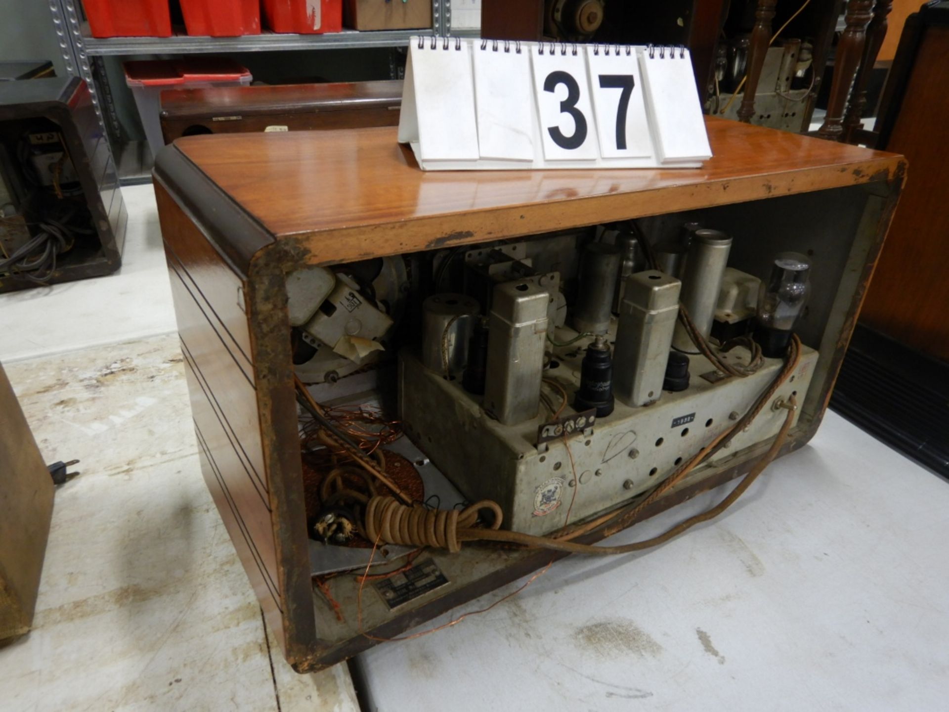 VINTAGE 1930'S GE TABLE TOP WOOD CABINET RADIO MODEL G 71 SERIAL # 411 - Image 3 of 3