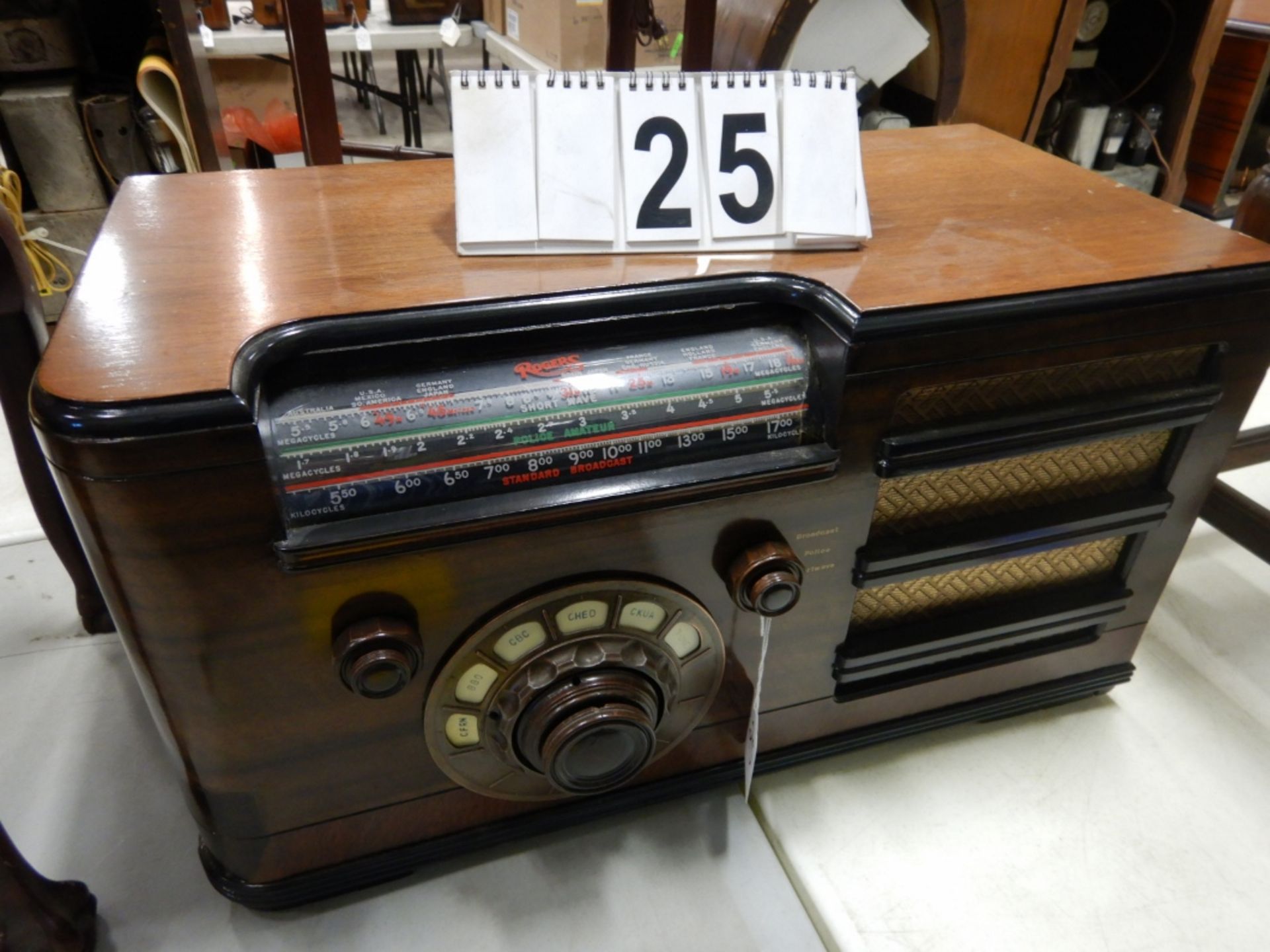 VINTAGE ROGERS TABLE TOP CABINET TUBE RADIO SER. # 7785BROADCAST, POLICE, SHORTWAVE