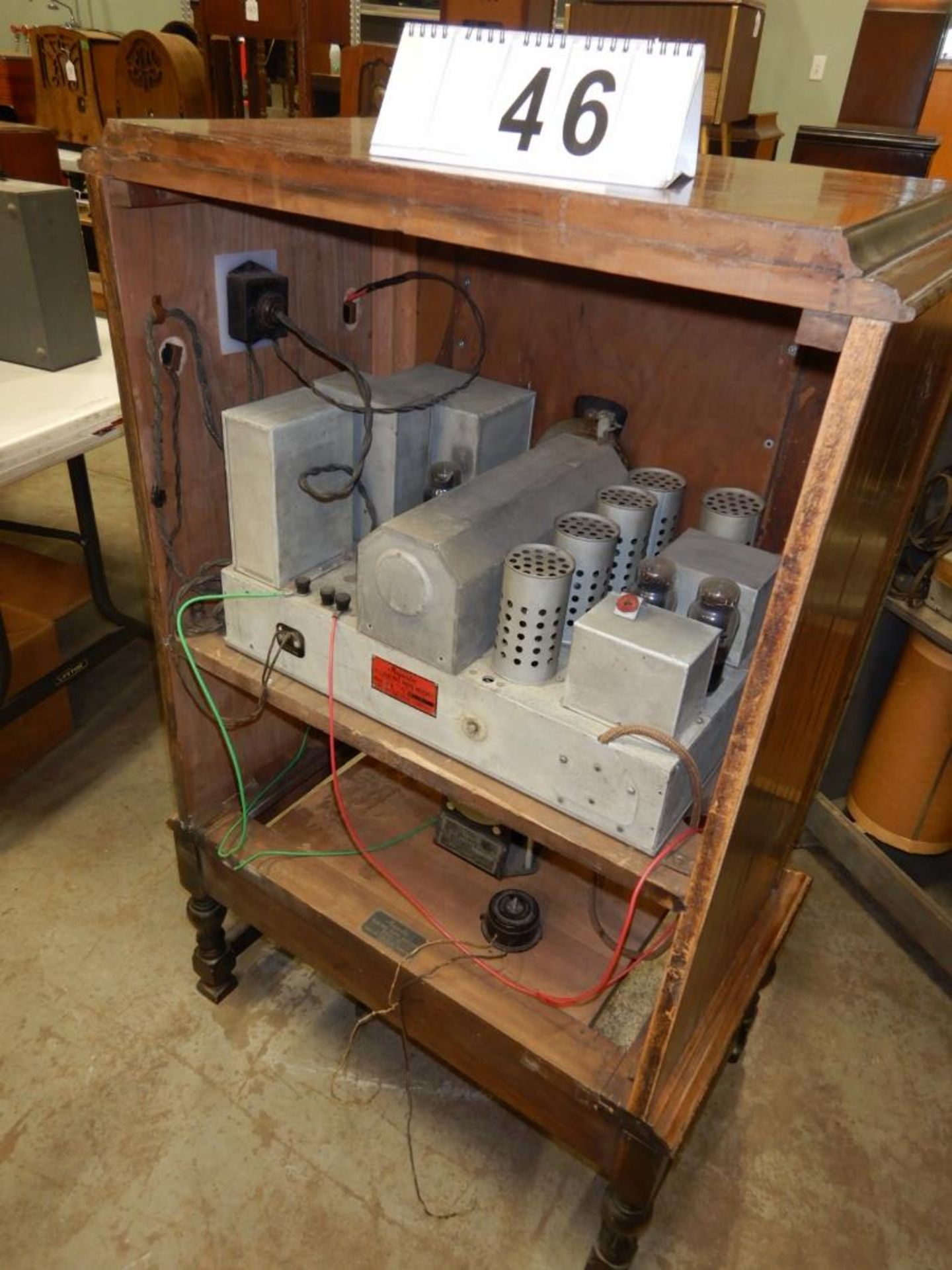 VINTAGE MAJESTIC 1930'S WOOD CABINET FLOOR RADIO, MODEL 93, SERIAL # 9B7072 - Image 5 of 6