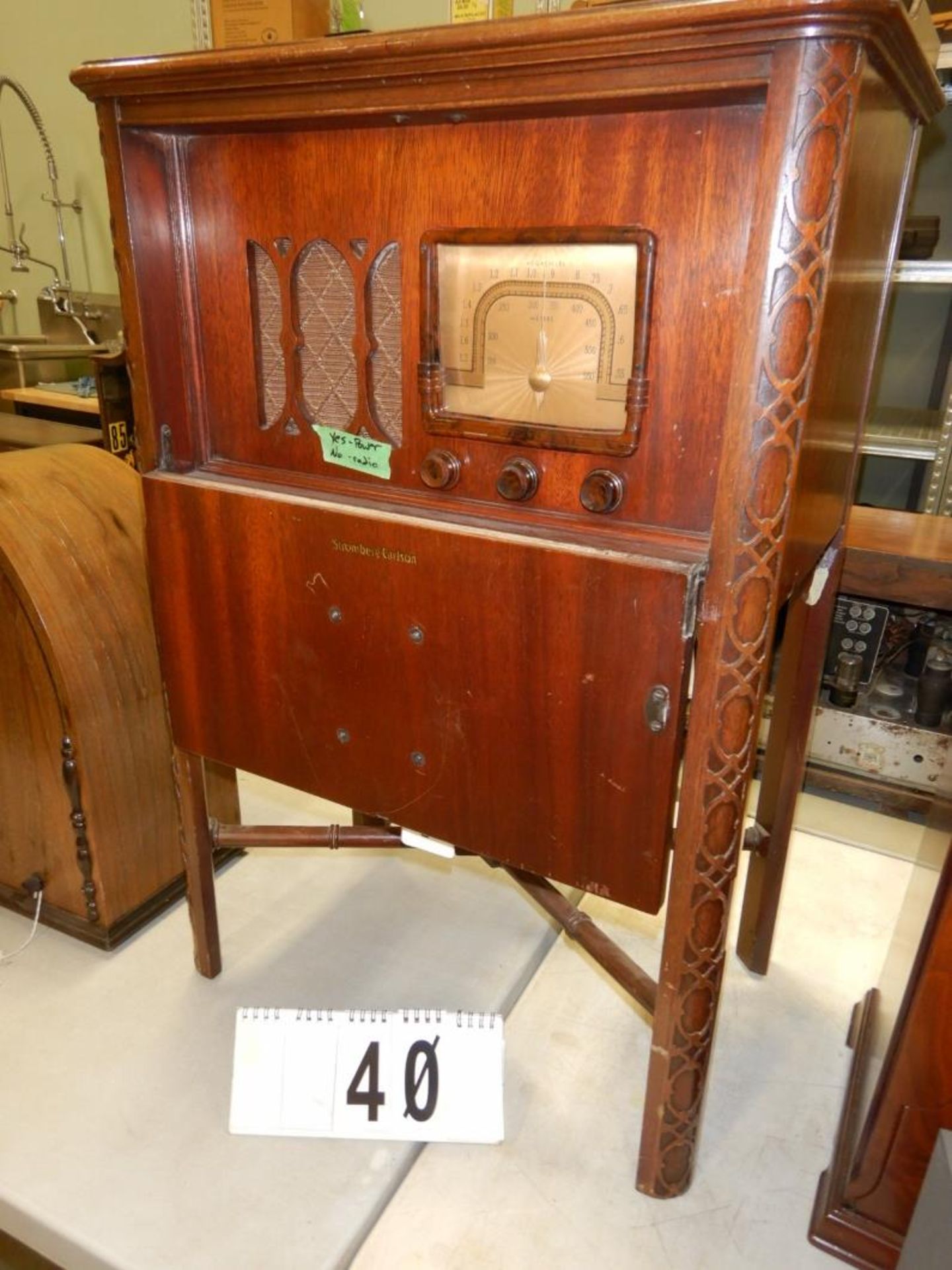 VINTAGE STORMBERG-CARLSON FLOOR MODEL CABINET RADIO - MEGACYCLE - FRONT DOOR - Image 2 of 5