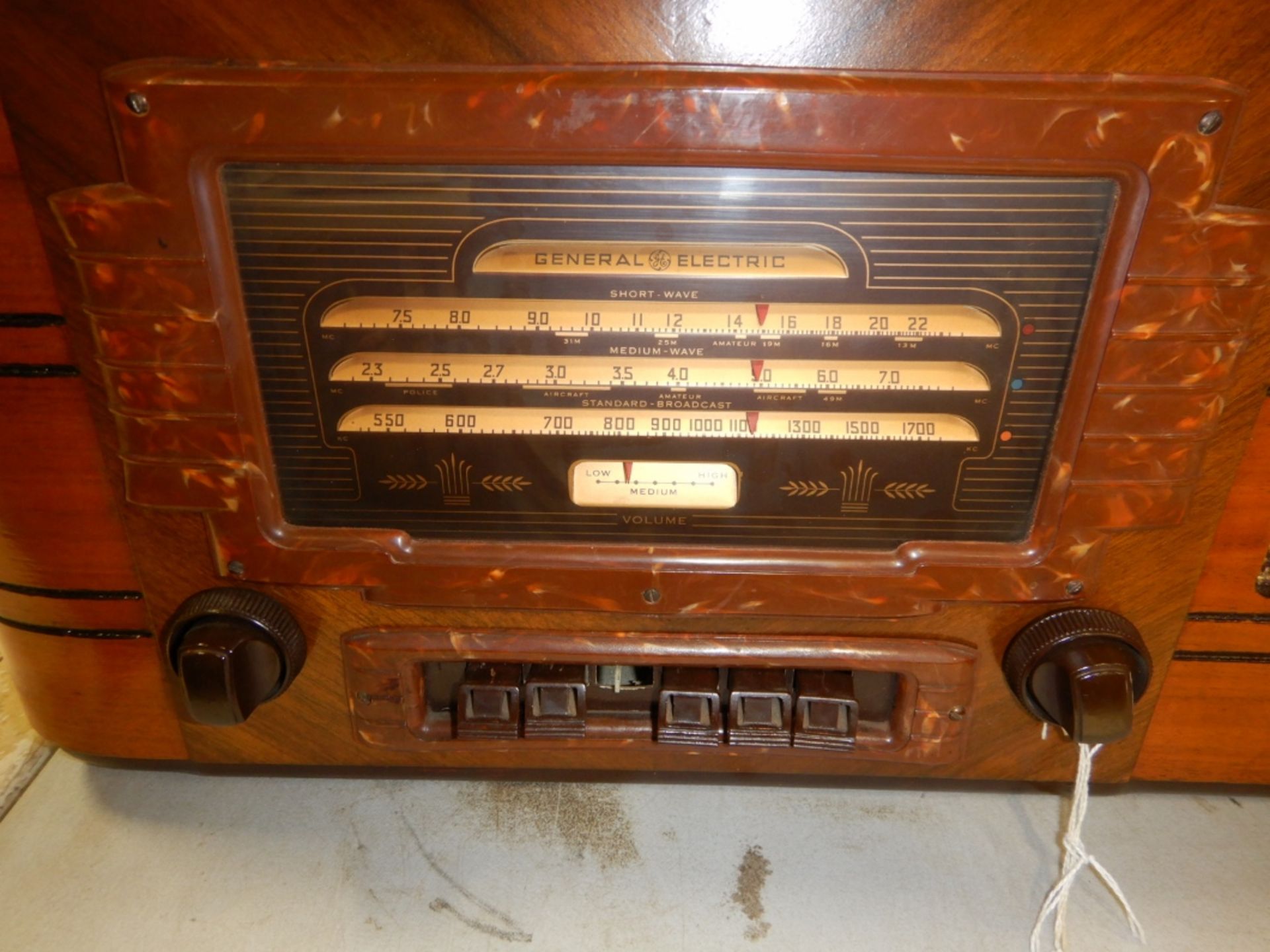 VINTAGE 1930'S GE TABLE TOP WOOD CABINET RADIO MODEL G 71 SERIAL # 411 - Image 2 of 3