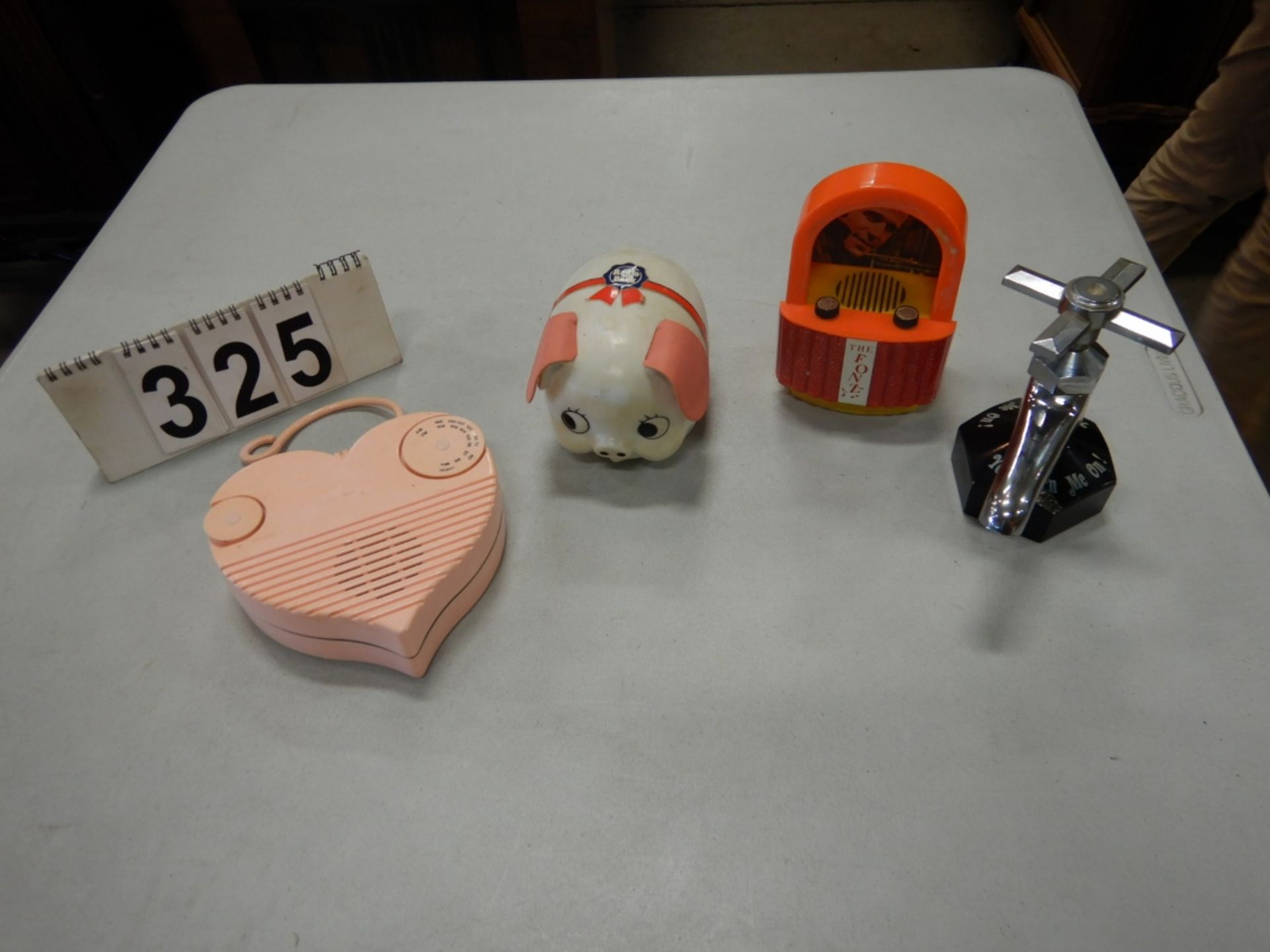 L/O 4 ASSORTED NOVELTY RADIOS INCL. PIGGY RADIO BANK, THE FONZ,PINK HEART SHAPE RADIO, FAUCET RADIO