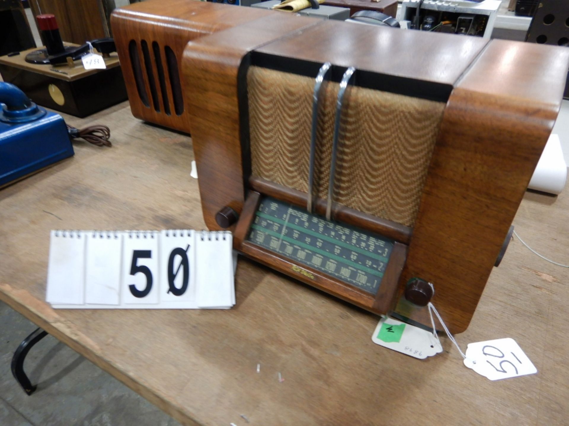 VINTAGE 1940'S RCA VICTOR WOOD CABINET TABLE TOP RADIO; MODEL A-20; SERIAL #3961MULTI-BAND