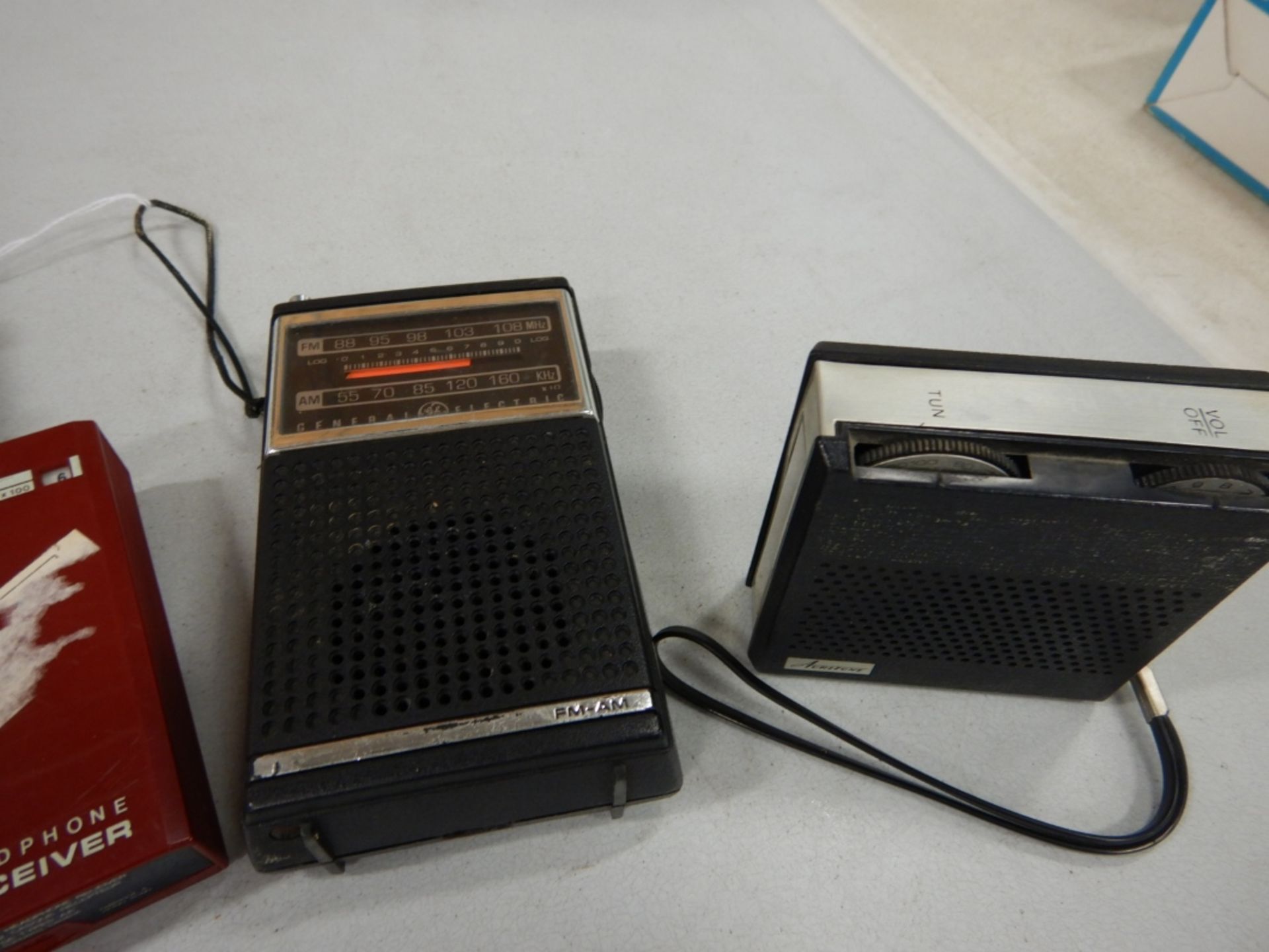 LOT OF 5 ASSORTED TRANSISTOR RADIOS - Image 2 of 4