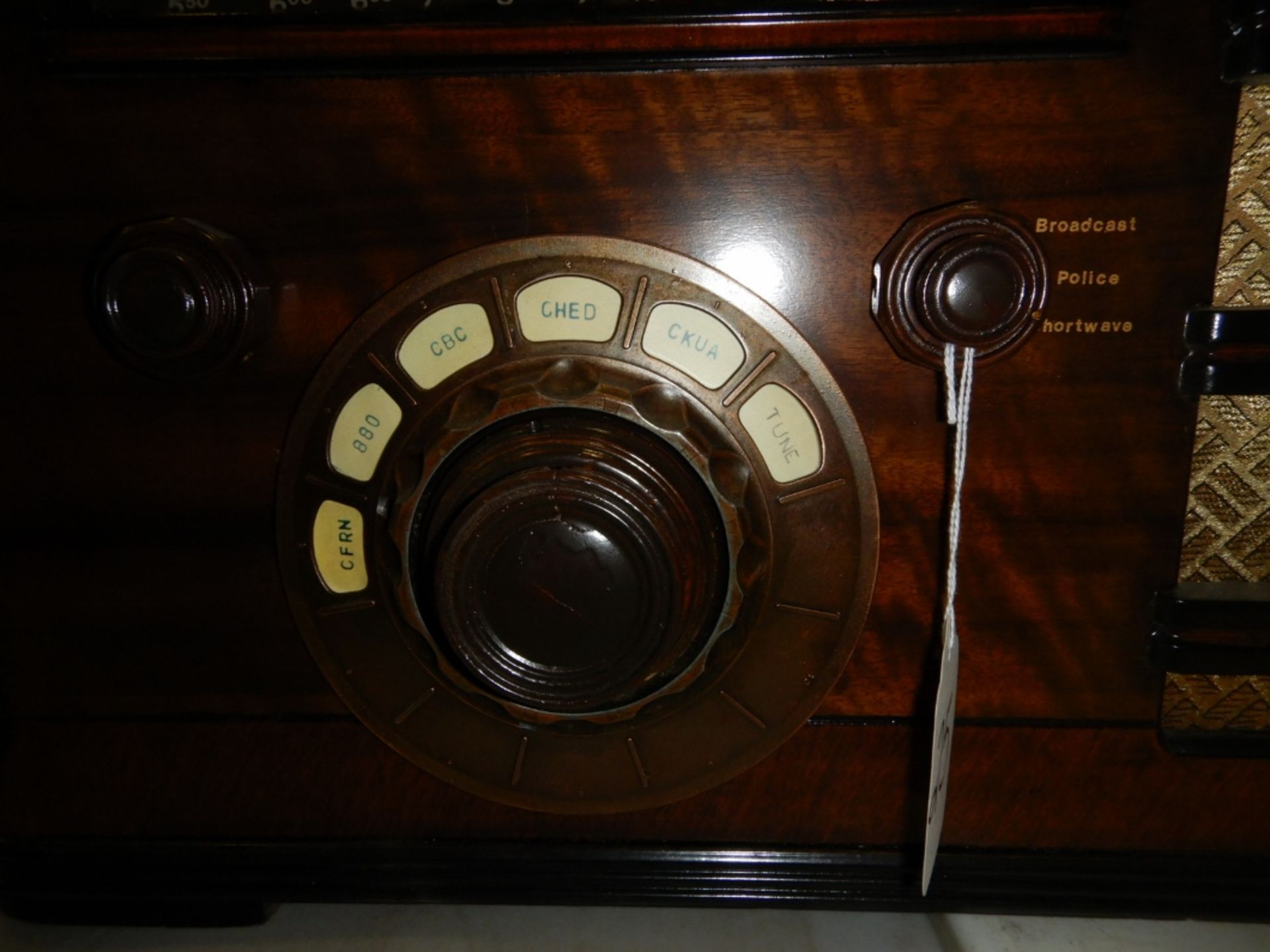 VINTAGE ROGERS TABLE TOP CABINET TUBE RADIO SER. # 7785BROADCAST, POLICE, SHORTWAVE - Image 3 of 5