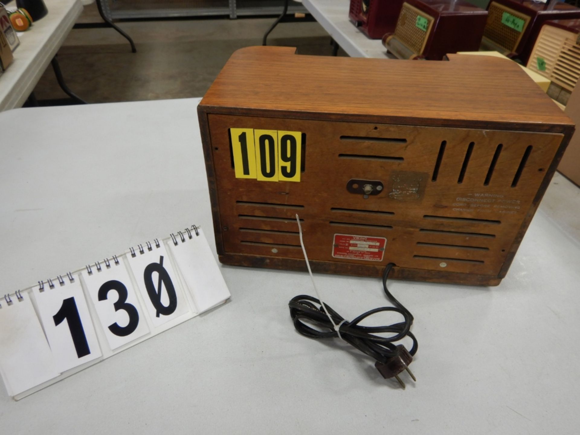 VINTAGE VIKING AC/DC WOOD CASE RADIO MODEL EU1-4516; SERIAL 145011MANUFACTURED FOR T. EATON CO. - Image 2 of 2