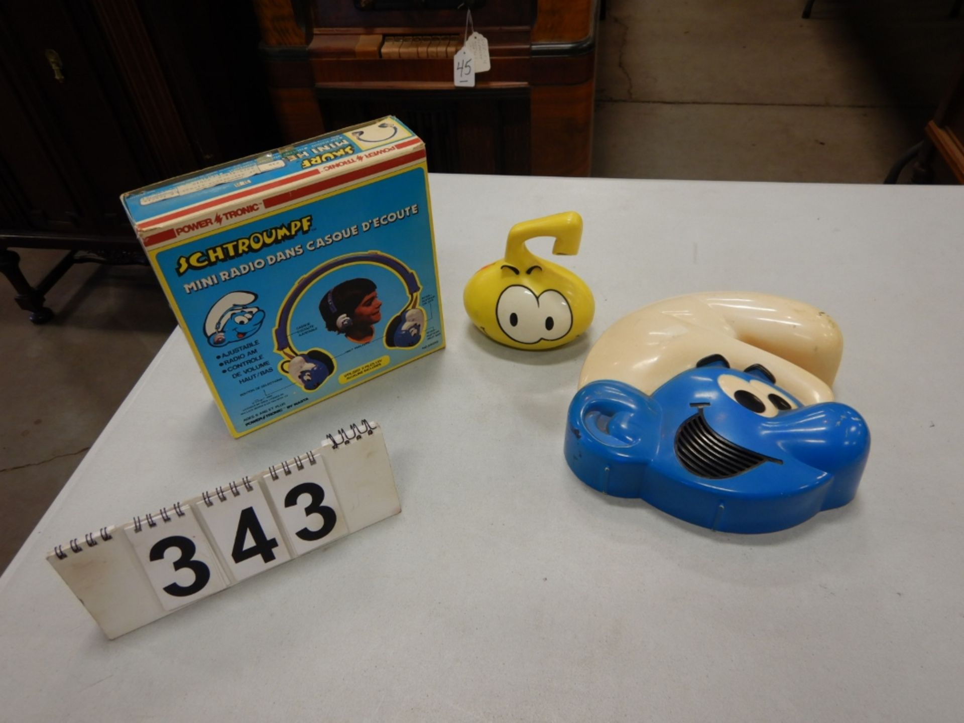 L/O 3 RADIOS & HEADPHONES 2 RADIOS & 1 HEADPHONE INCL. SMURF RADIO, SMURF HEADPHONE IN ORG. BX, &