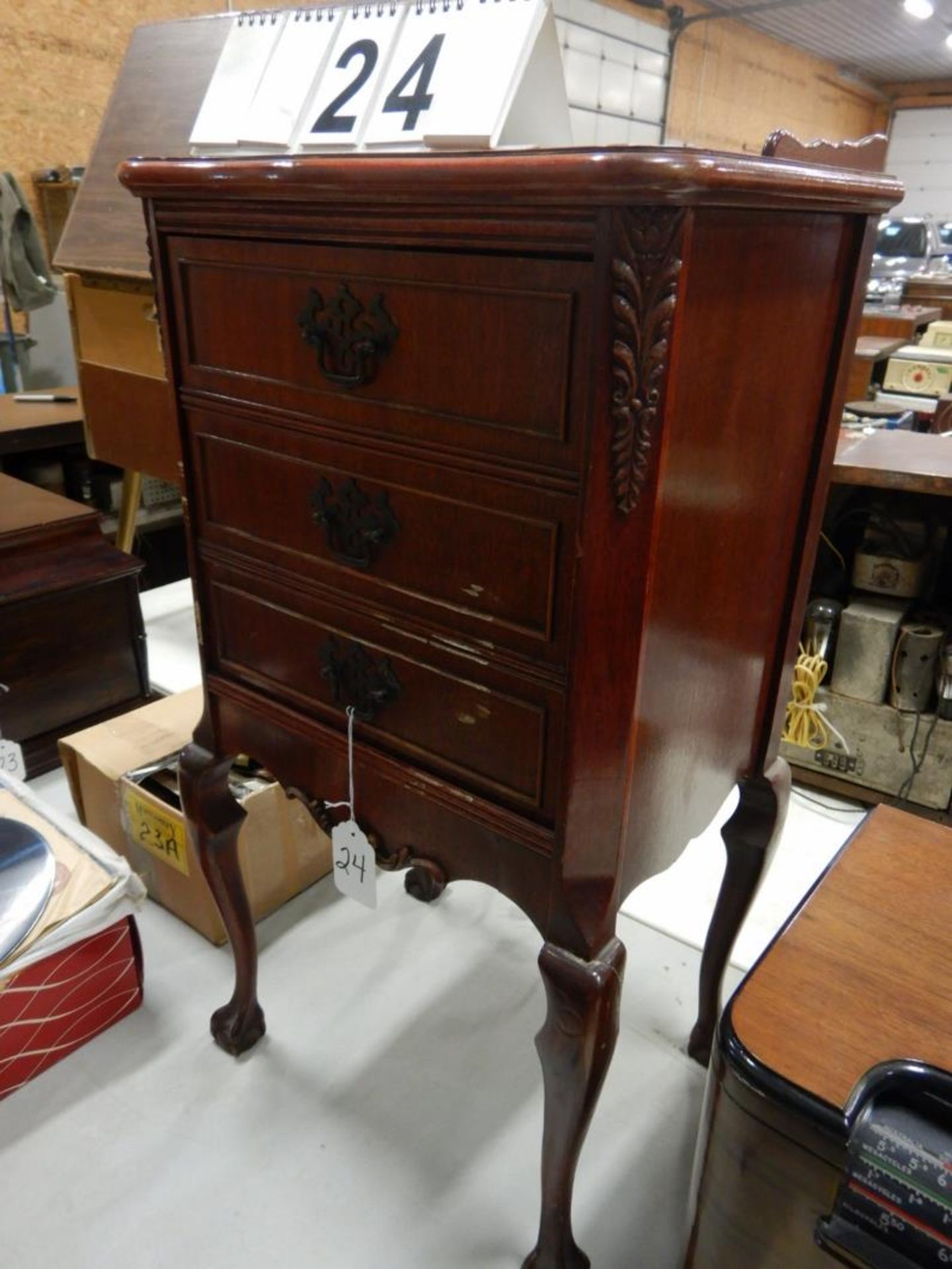 VINTAGE STEWART WARNER CHIPPENDALE COMMODE FLOOR MODEL 9001-DRADIO WITH OPEN FACE DOORWOOD BALL