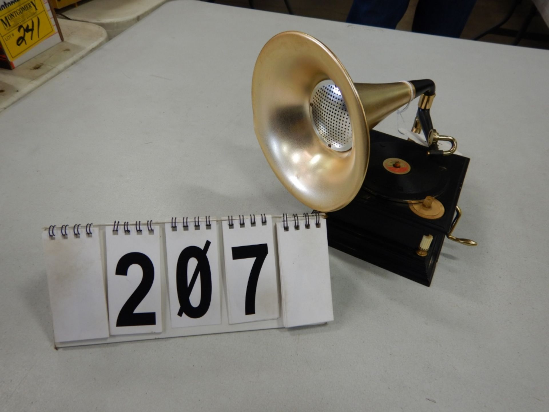 GRAMAPHONE STYLE NOVELTY RADIO W/HORN