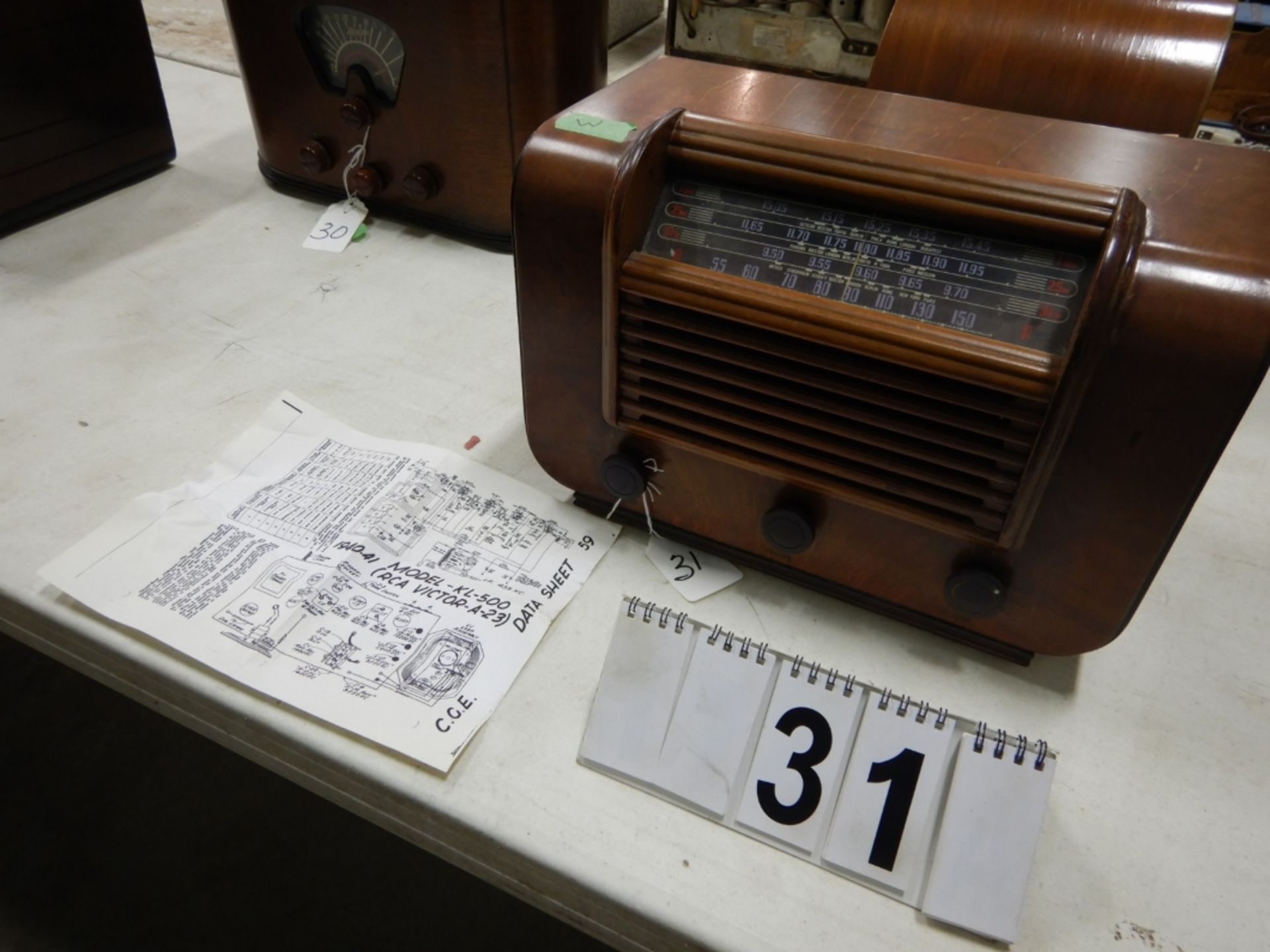 VINTAGE RCA VICTOR WOOD CABINET RADIO MODEL A23, SER. #2641 WORKING