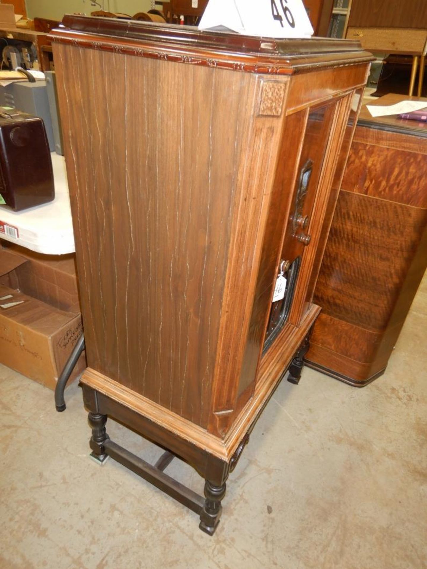 VINTAGE MAJESTIC 1930'S WOOD CABINET FLOOR RADIO, MODEL 93, SERIAL # 9B7072 - Image 4 of 6