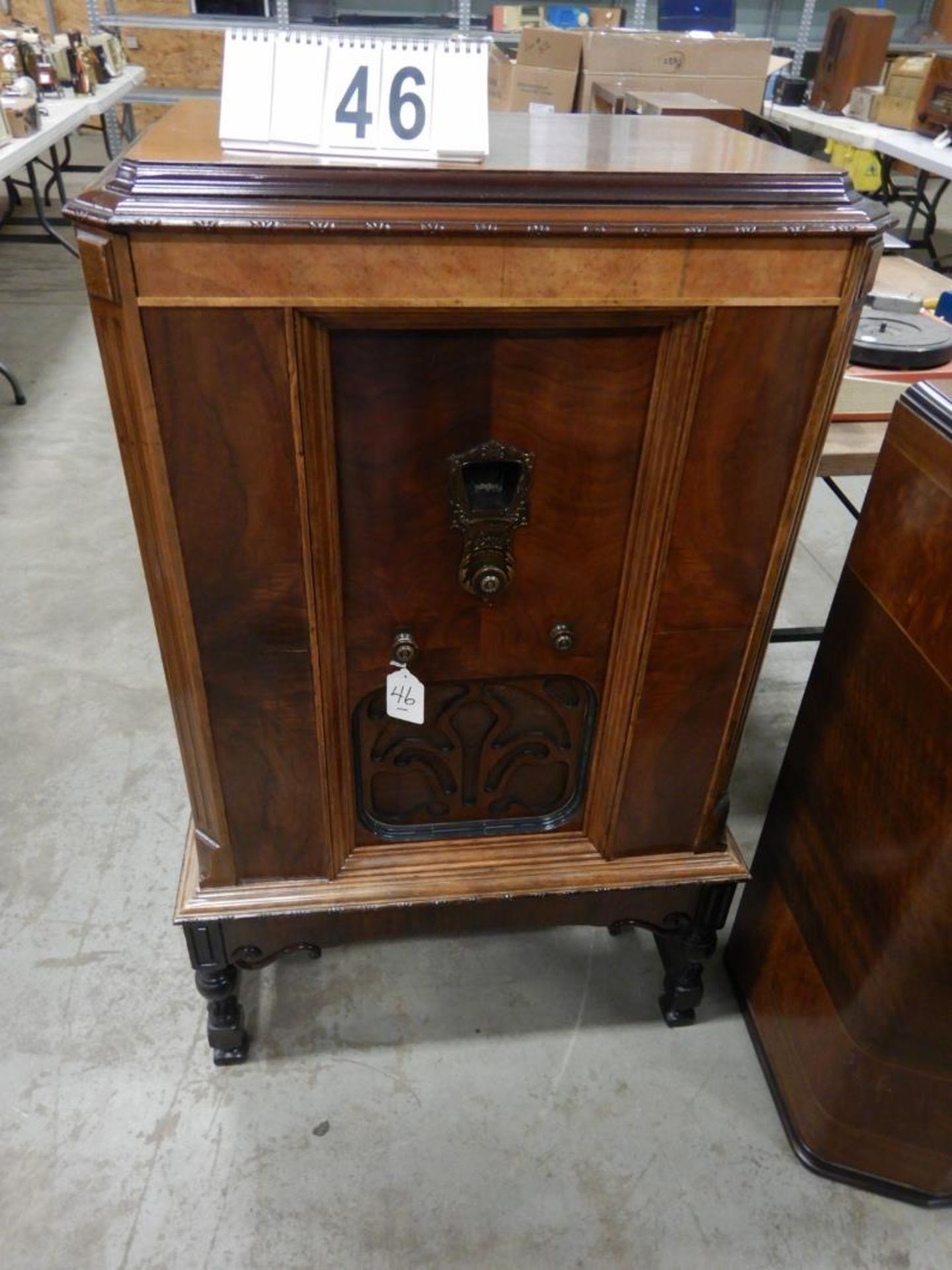 VINTAGE MAJESTIC 1930'S WOOD CABINET FLOOR RADIO, MODEL 93, SERIAL # 9B7072 - Image 2 of 6