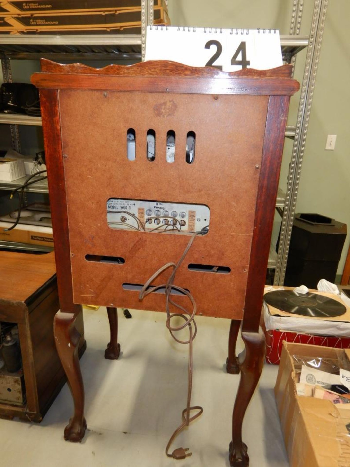VINTAGE STEWART WARNER CHIPPENDALE COMMODE FLOOR MODEL 9001-DRADIO WITH OPEN FACE DOORWOOD BALL - Image 7 of 9