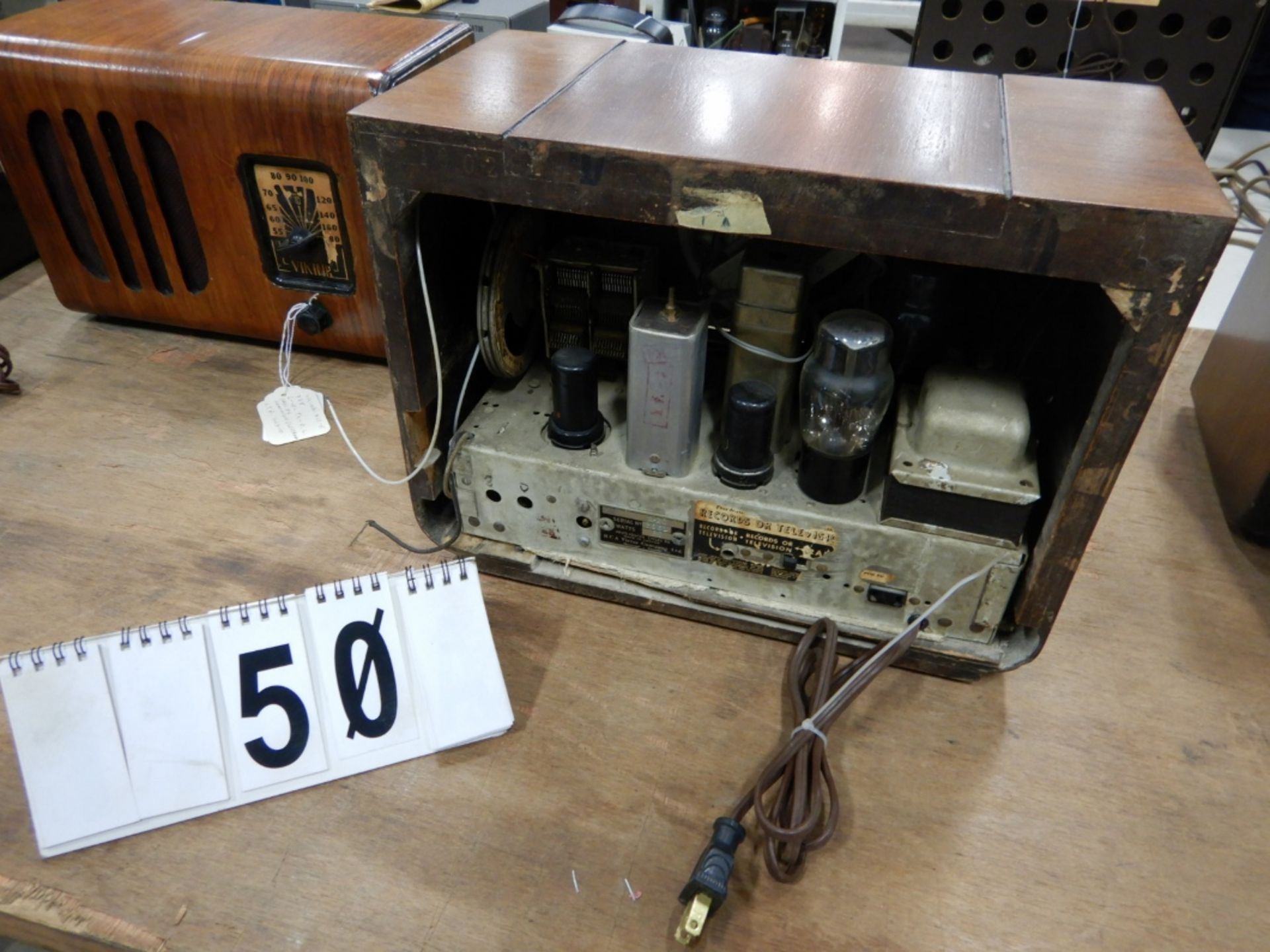 VINTAGE 1940'S RCA VICTOR WOOD CABINET TABLE TOP RADIO; MODEL A-20; SERIAL #3961MULTI-BAND - Image 3 of 3