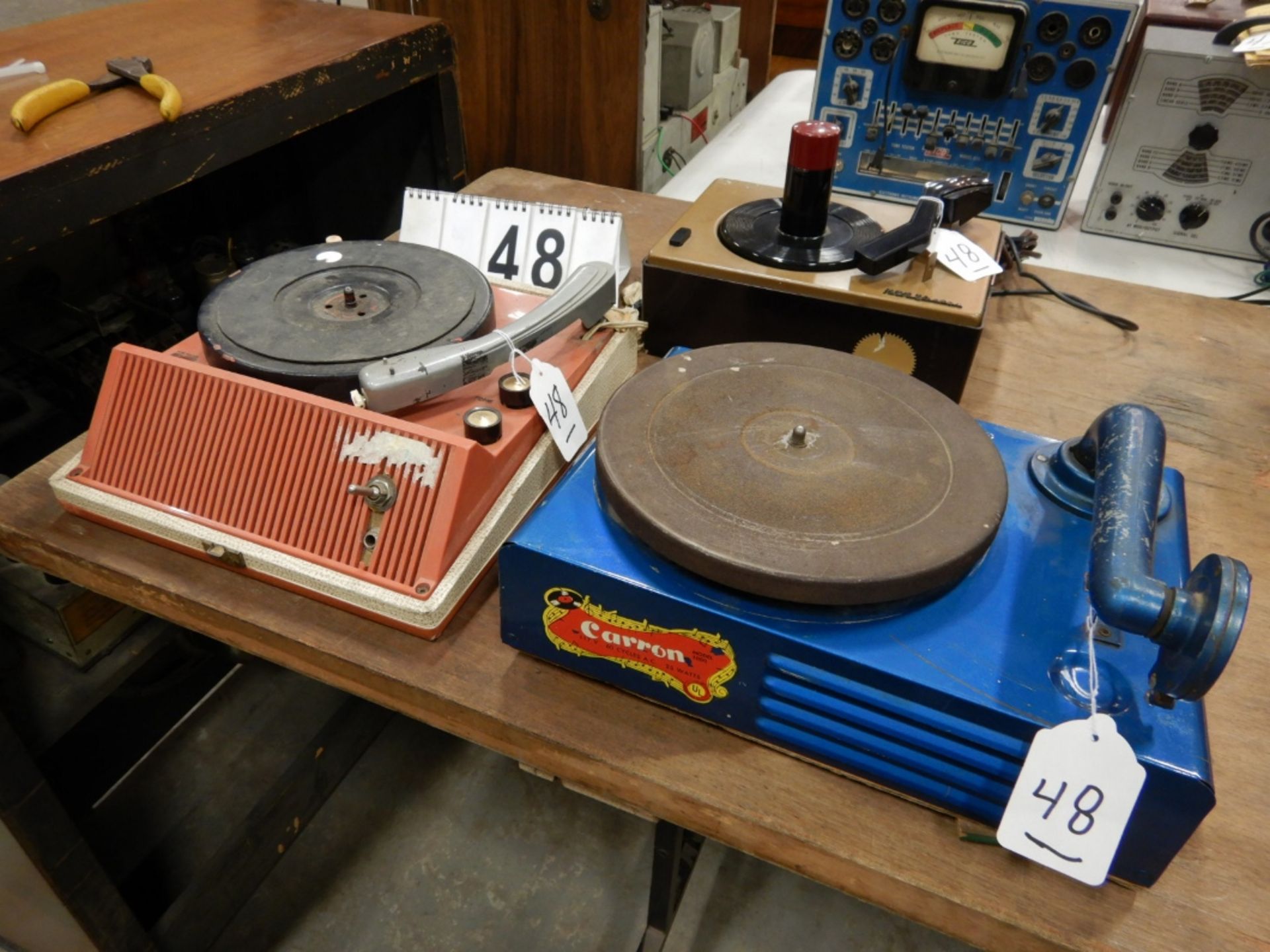 L/O TABLE TOP RECORD PLAYERS & PHONOGRAPH INCL. RCA RECORD PLAYER, CARRON PHONGRAPH, & TABLE TOP
