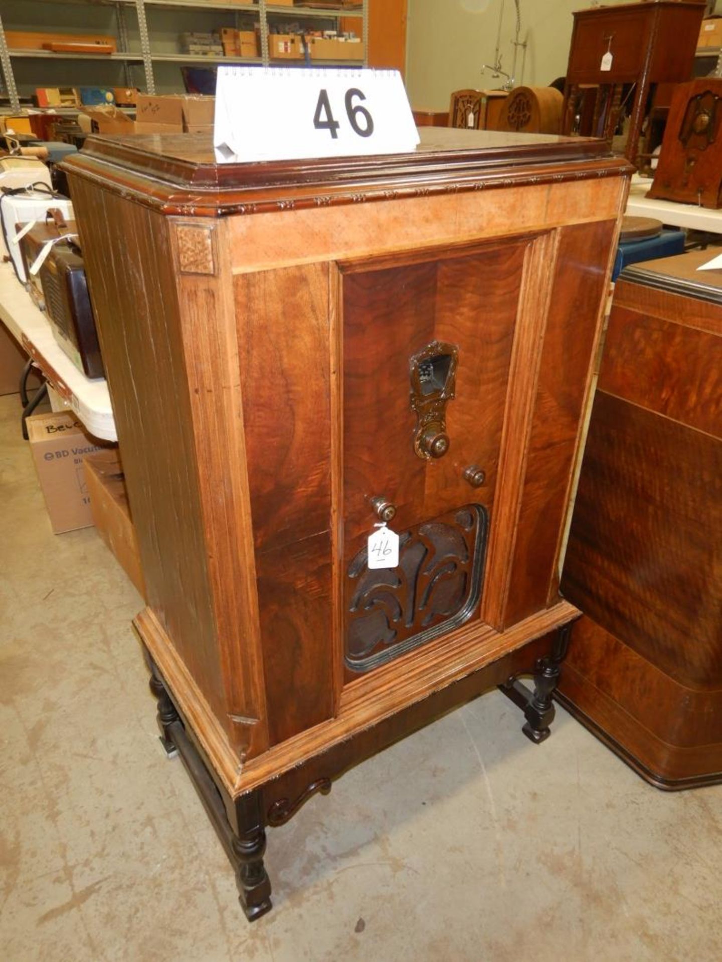 VINTAGE MAJESTIC 1930'S WOOD CABINET FLOOR RADIO, MODEL 93, SERIAL # 9B7072