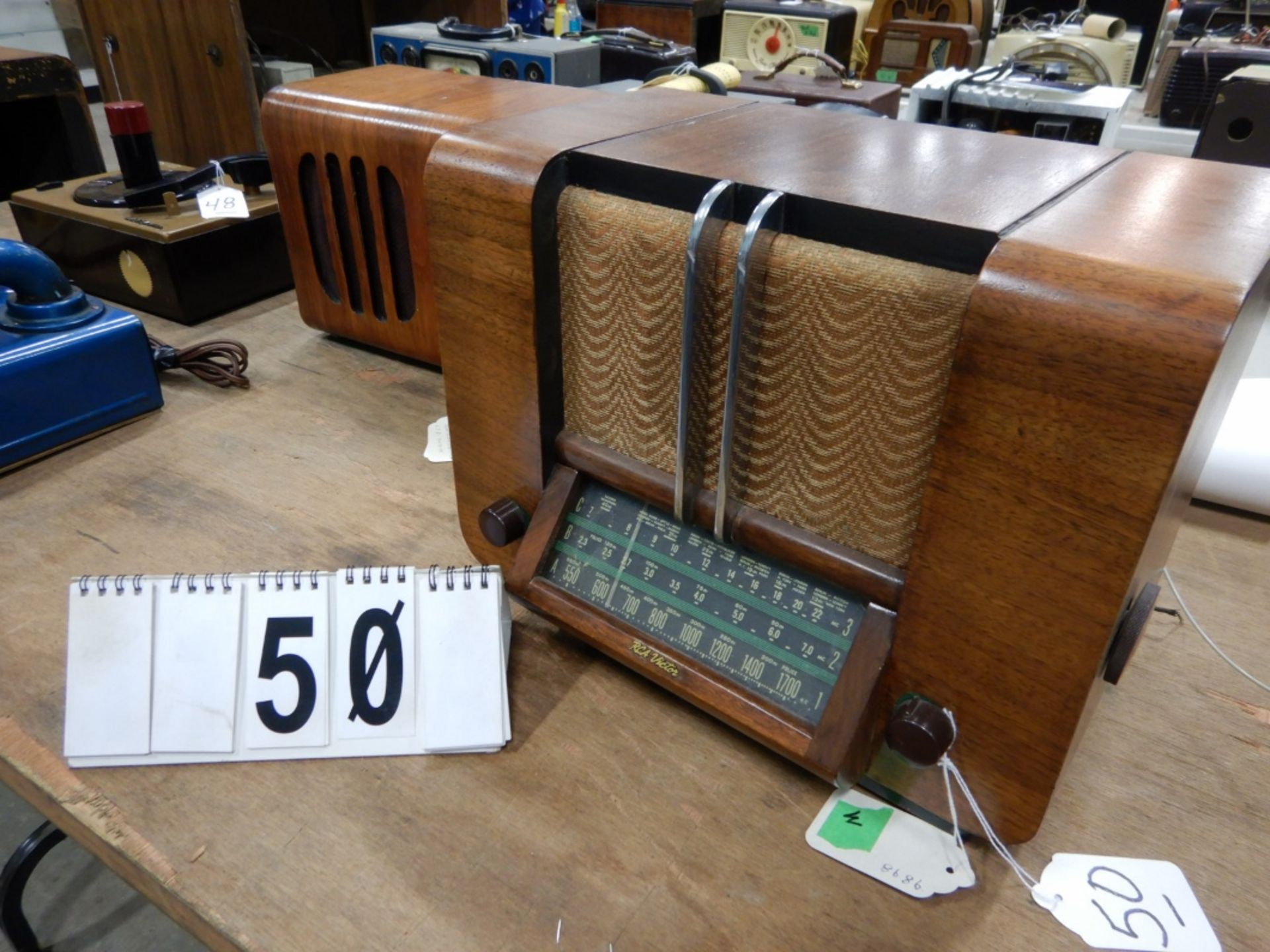 VINTAGE 1940'S RCA VICTOR WOOD CABINET TABLE TOP RADIO; MODEL A-20; SERIAL #3961MULTI-BAND - Image 2 of 3