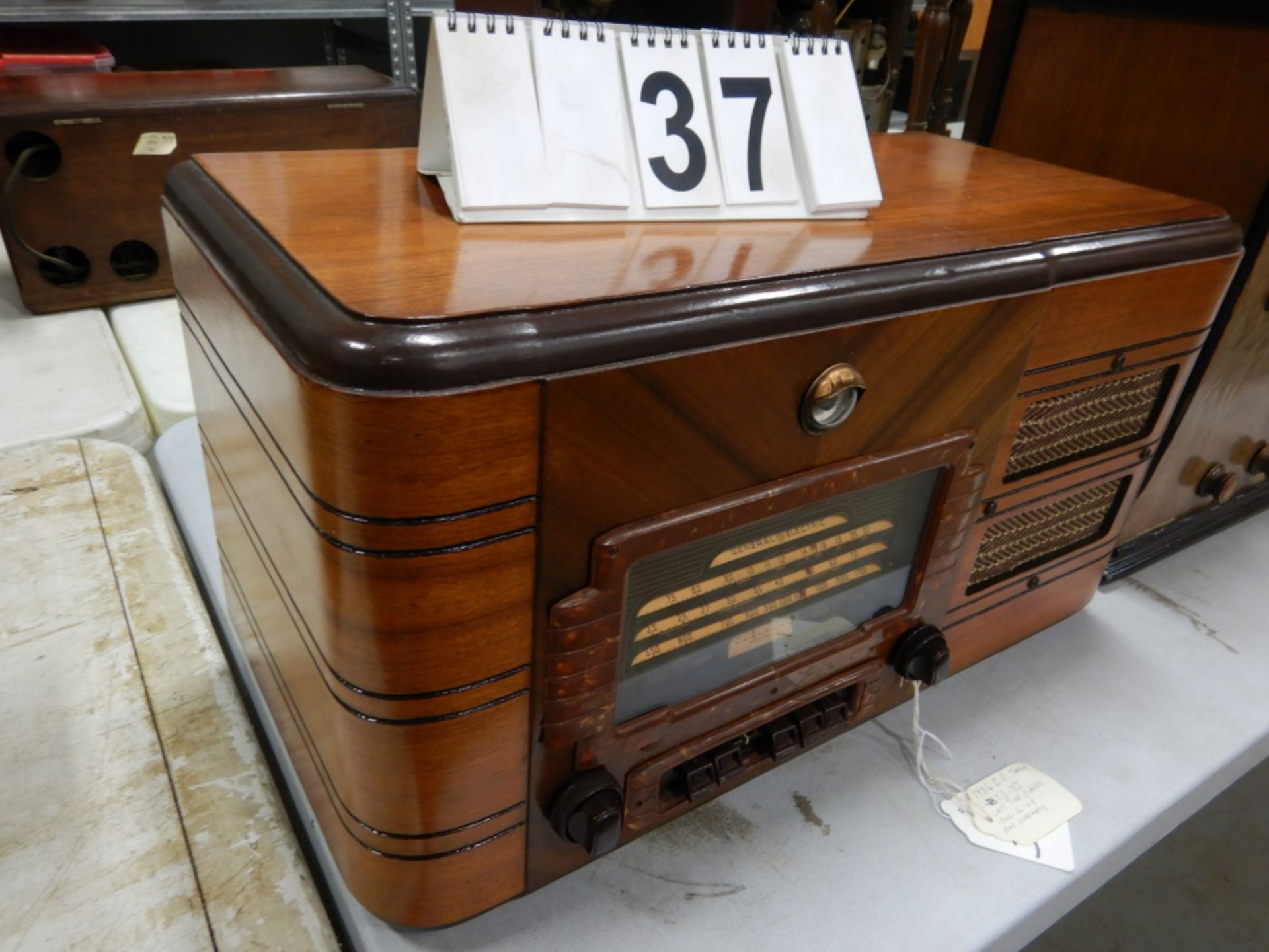 VINTAGE 1930'S GE TABLE TOP WOOD CABINET RADIO MODEL G 71 SERIAL # 411