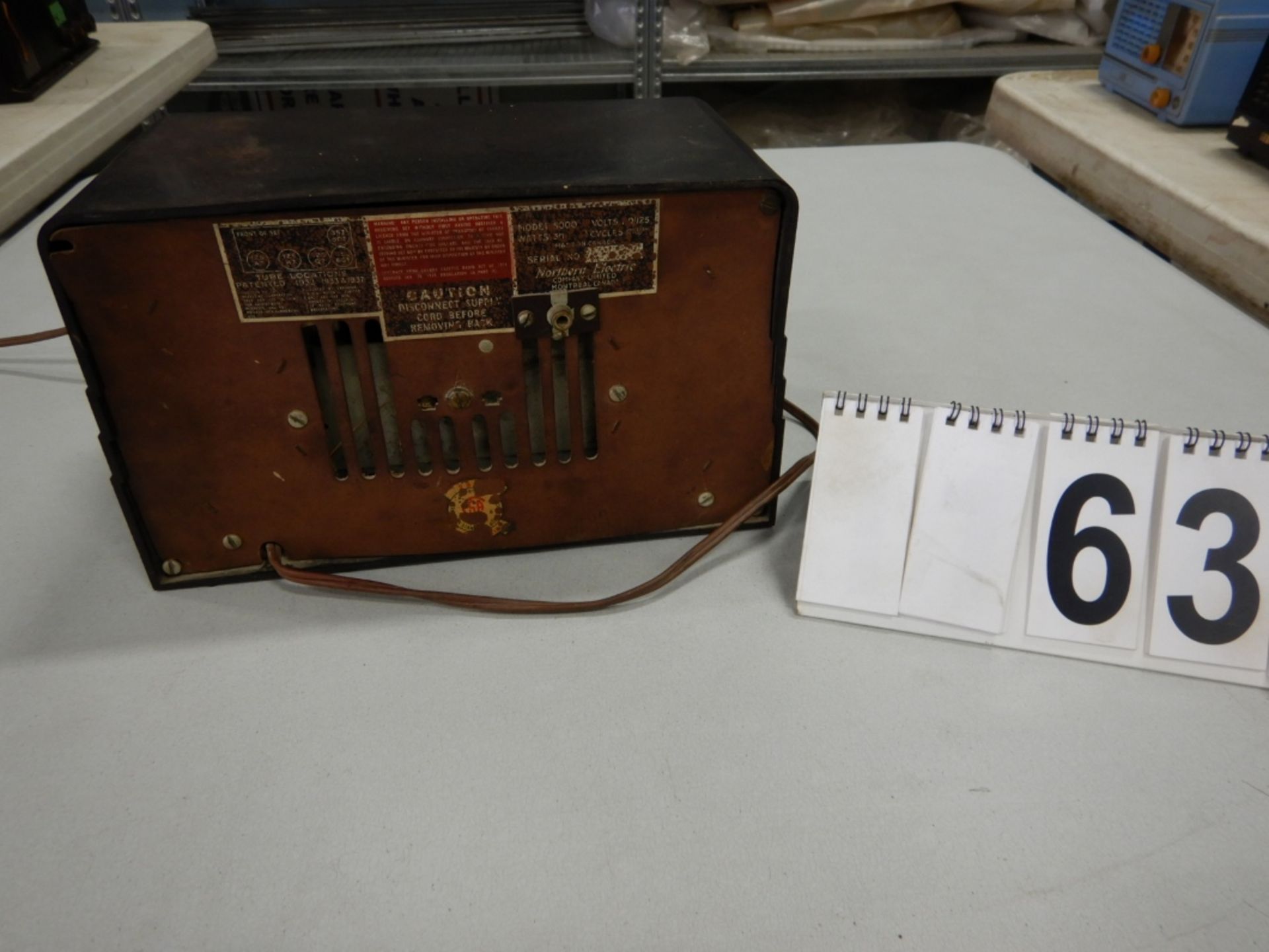 VINTAGE NORTHERN ELECTRIC TABLE TOP RADIOS; 2 TOGETHER (MODEL 5000, SERIAL UNREADABLE) 1 WORKING ; 1 - Image 2 of 4